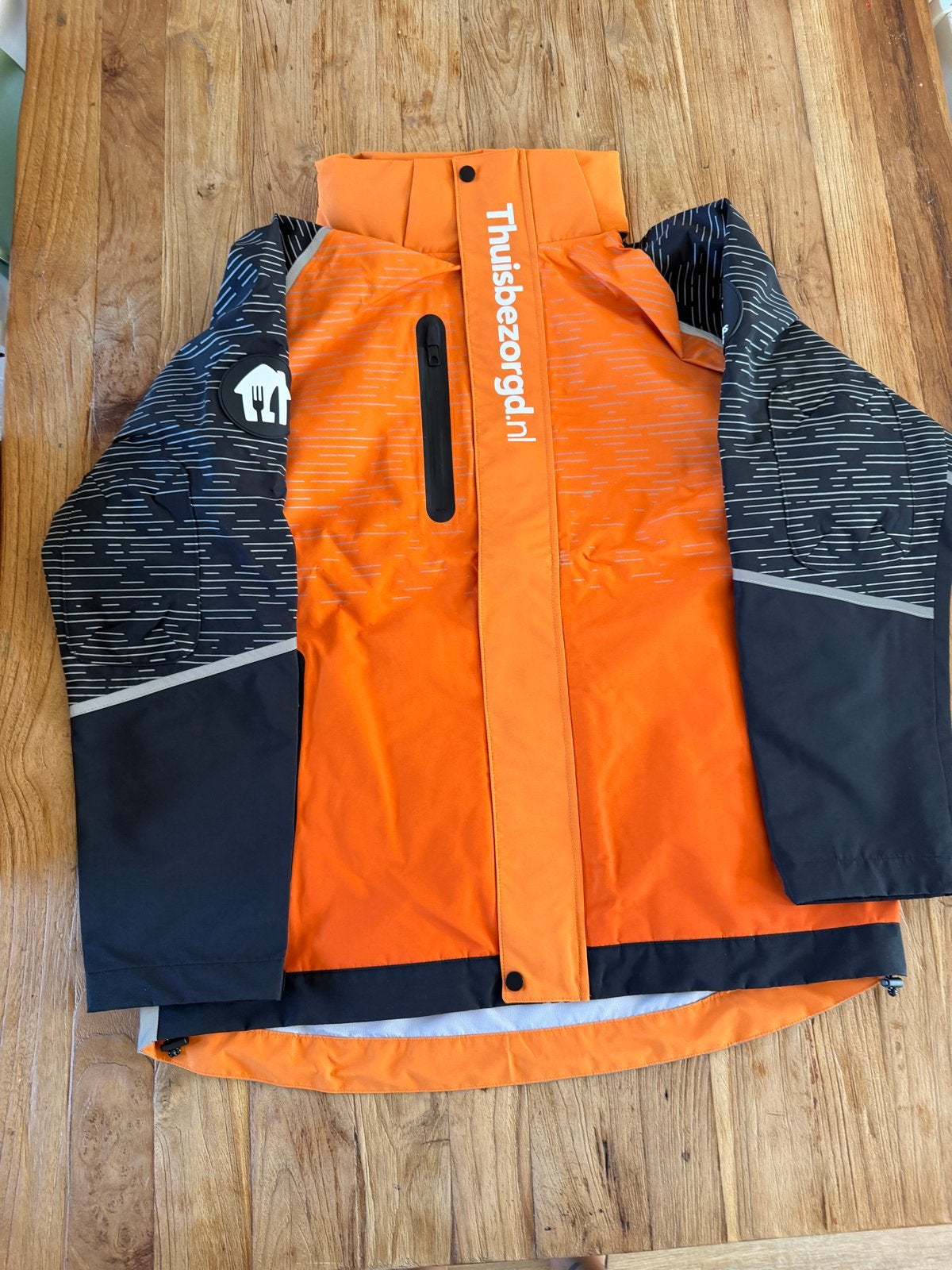 Thuisbezorgd Lichtgewicht Jas Maat L - Nieuw, Kleding | Heren, Jassen | Zomer, Ophalen of Verzenden, Nieuw, Maat 52/54 (L), Oranje