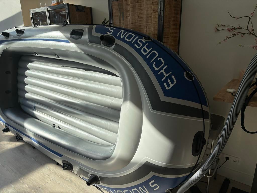 Intex Excursion 5 opblaasboot met motor en accu's, Ophalen, Zo goed als nieuw