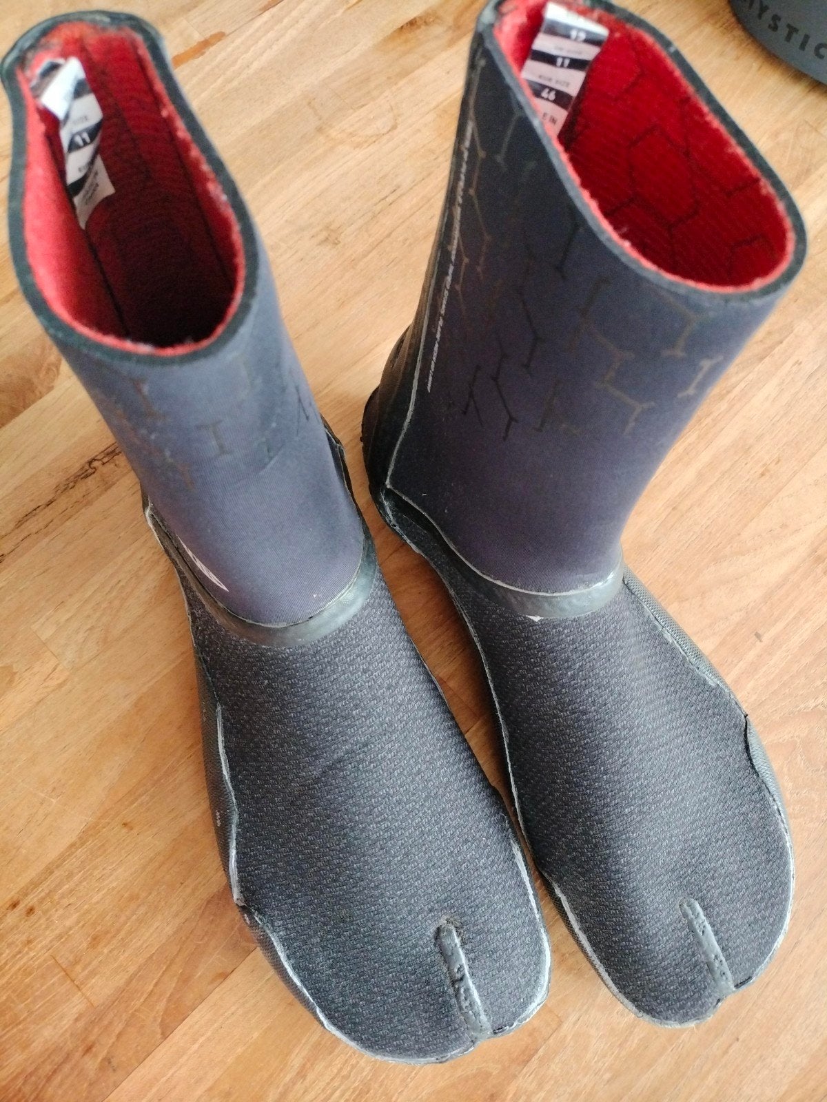 Mystic Surfschoenen Zwart - Maat 46, Watersport en Boten, Ophalen, Gebruikt, Zeil- of Surfschoenen, Heer