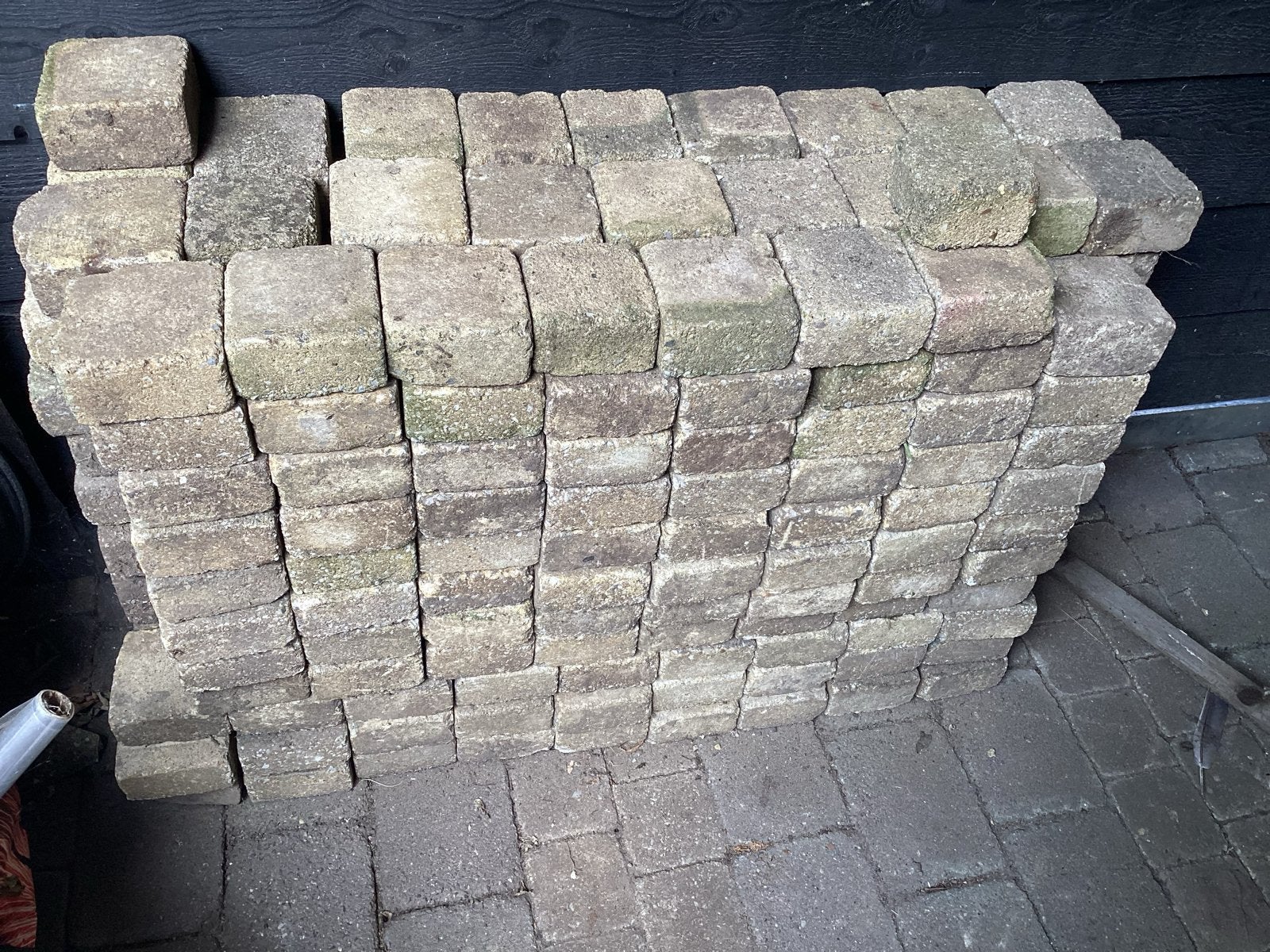 Gratis gele steentjes (ca. 550-600 stuks) voor tuin/pad, Tuin en Terras, Ophalen, Gebruikt, Klinkers, 5 tot 10 m²