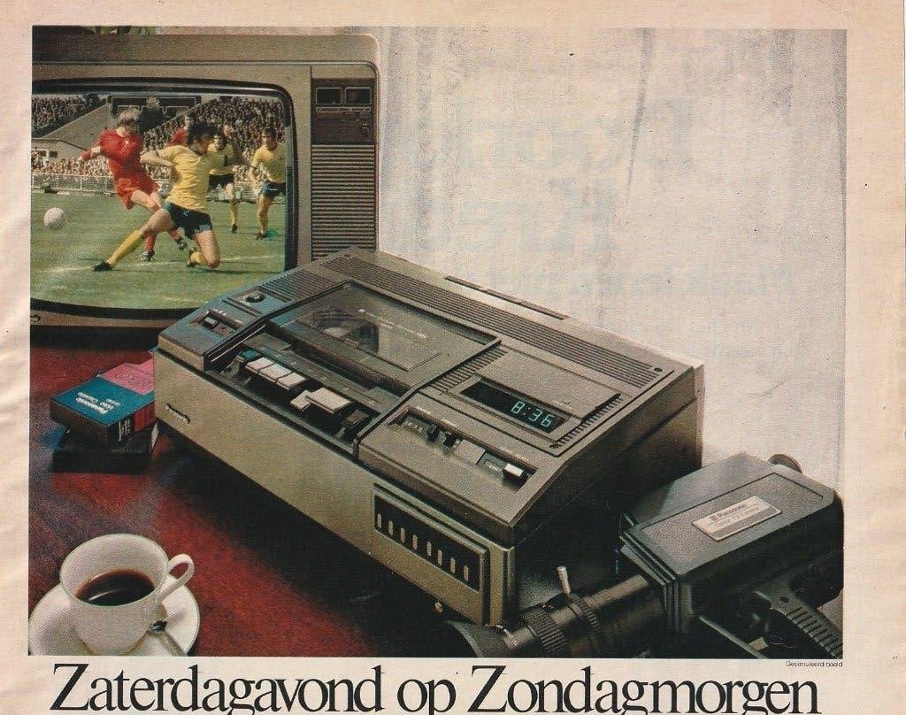 Retro reclame 1979 Panasonic Den Bosch videorecorder voetbal, Verzenden, Overige typen