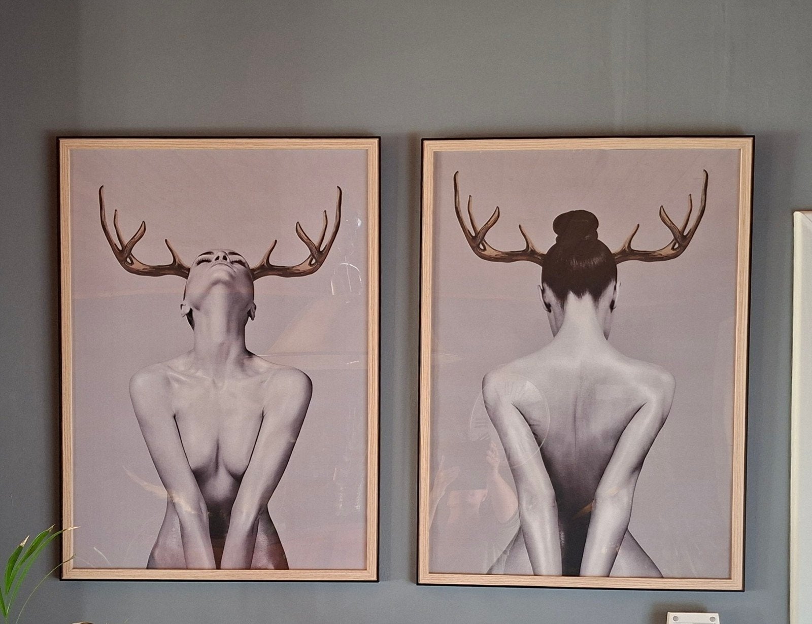 Set van 2 ingelijste kunstprints naakte vrouw met hertengewe, 50 – 75, Ophalen of Verzenden, 50 tot 75 cm, Print