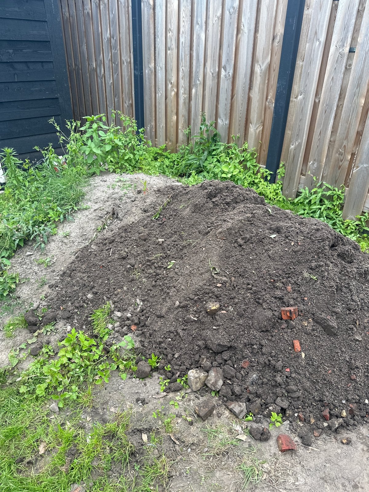 Gratis af te halen: Zwart zand / vulzand, Tuin en Terras, Zand, Ophalen, Gebruikt, Ophoogzand