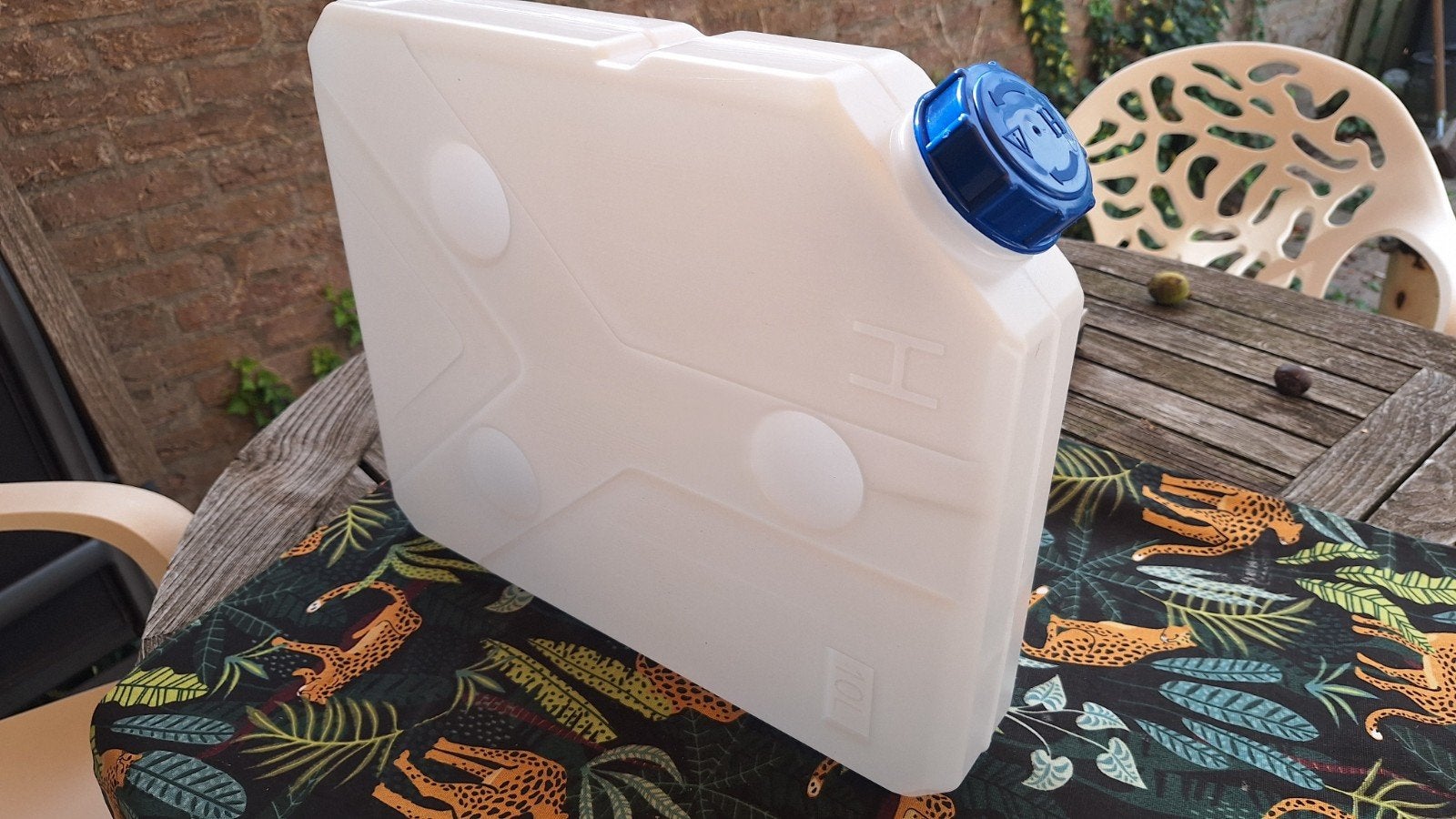 Witte 10L jerrycan met blauwe dop, Caravans en Kamperen, Ophalen of Verzenden, Zo goed als nieuw