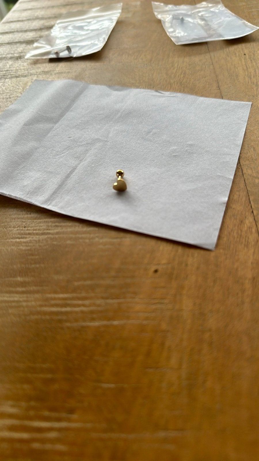 Gouden hartje kraakbeen piercing, Sieraden, Tassen en Uiterlijk, Piercings, Ophalen of Verzenden, Nieuw, Overige materialen, Oor- of Traguspiercing