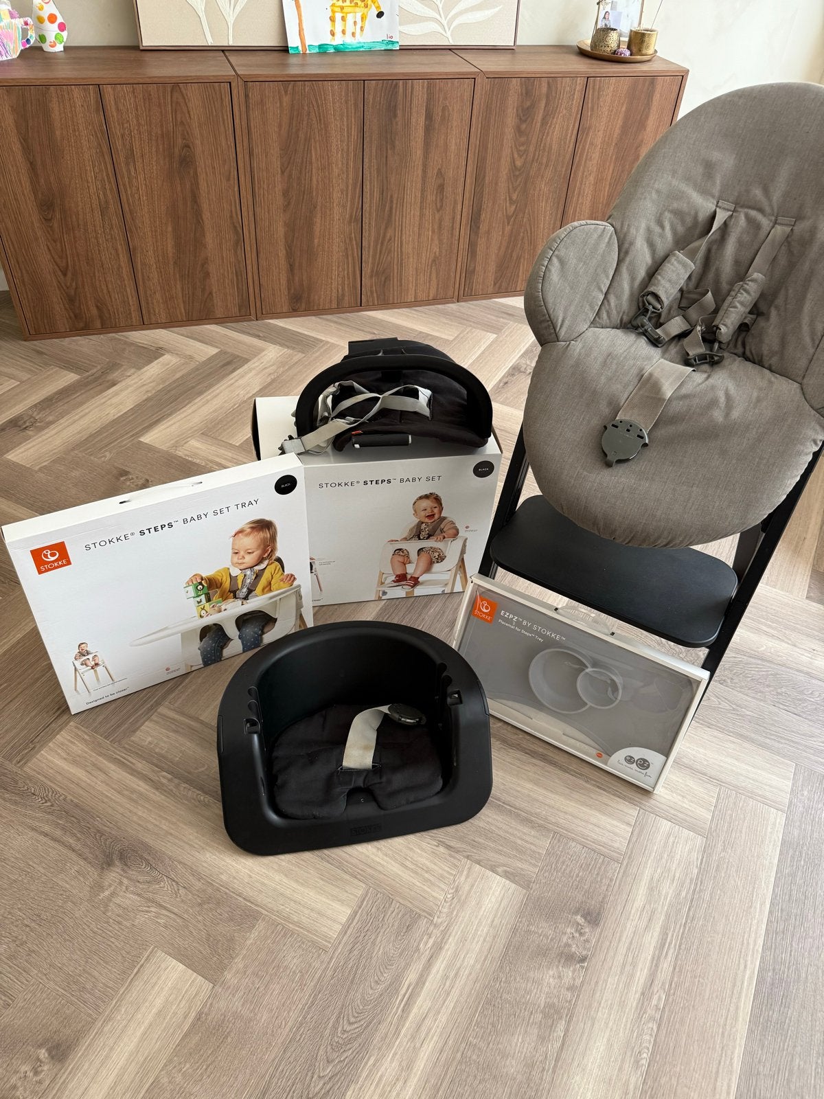 Stokke Steps kinderstoel zwart met accessoires, Kinderen en Baby's, Kinderstoelen, Ophalen, Gebruikt, Meegroeistoel, Aanschuifbaar