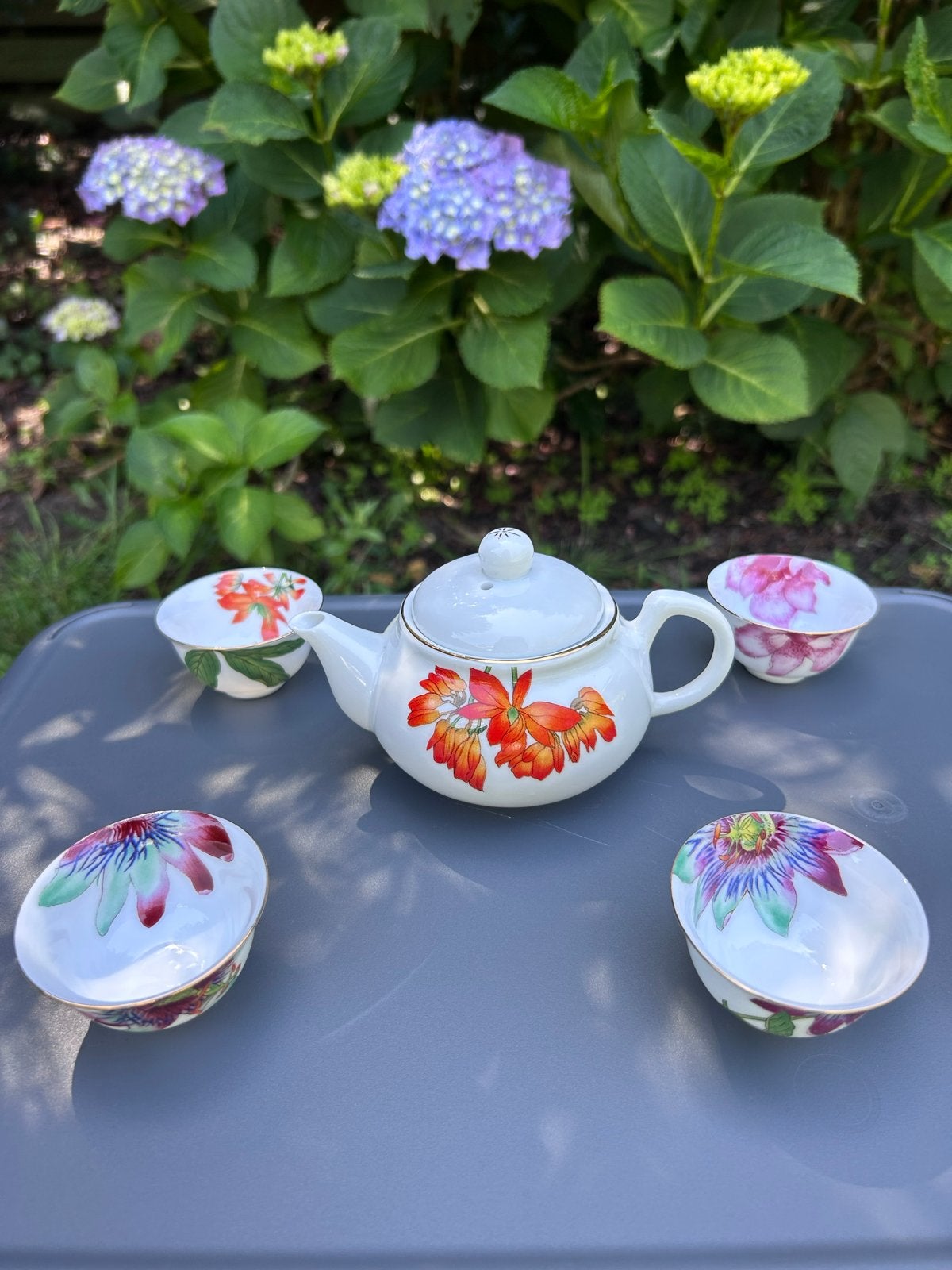 Chinees theeservies met bloemmotief in reiskoffer, Ophalen of Verzenden, Zo goed als nieuw, Overige stijlen, Kop(pen) en/of Schotel(s)