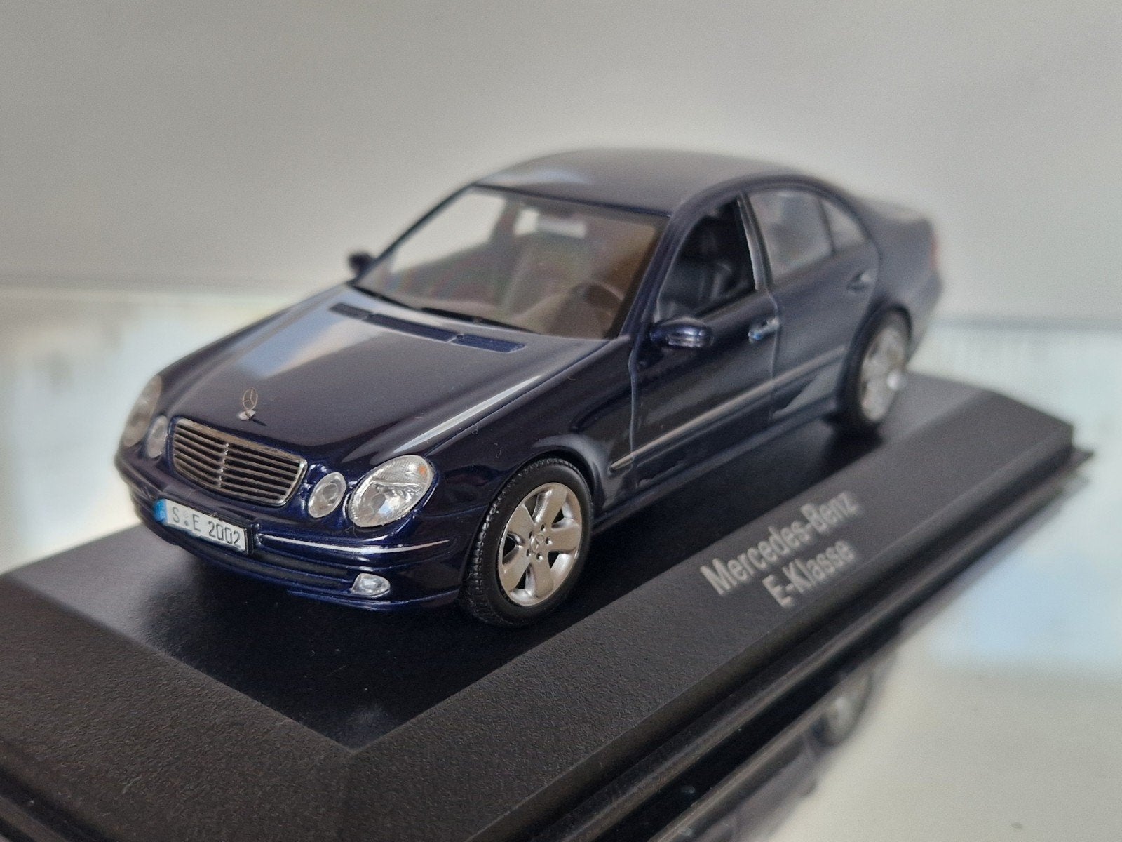 minichamps Mercedes-Benz E-Klasse Modelauto - Blauw (2002), Hobby en Vrije tijd, Ophalen of Verzenden, Zo goed als nieuw, Auto