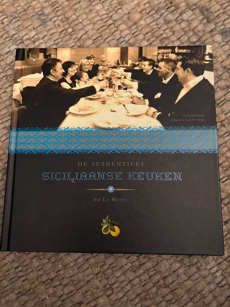 De Authentieke Siciliaanse Keuken bij La Botte kookboek, Boeken, Ophalen of Verzenden, Zo goed als nieuw, Italië, Overige typen