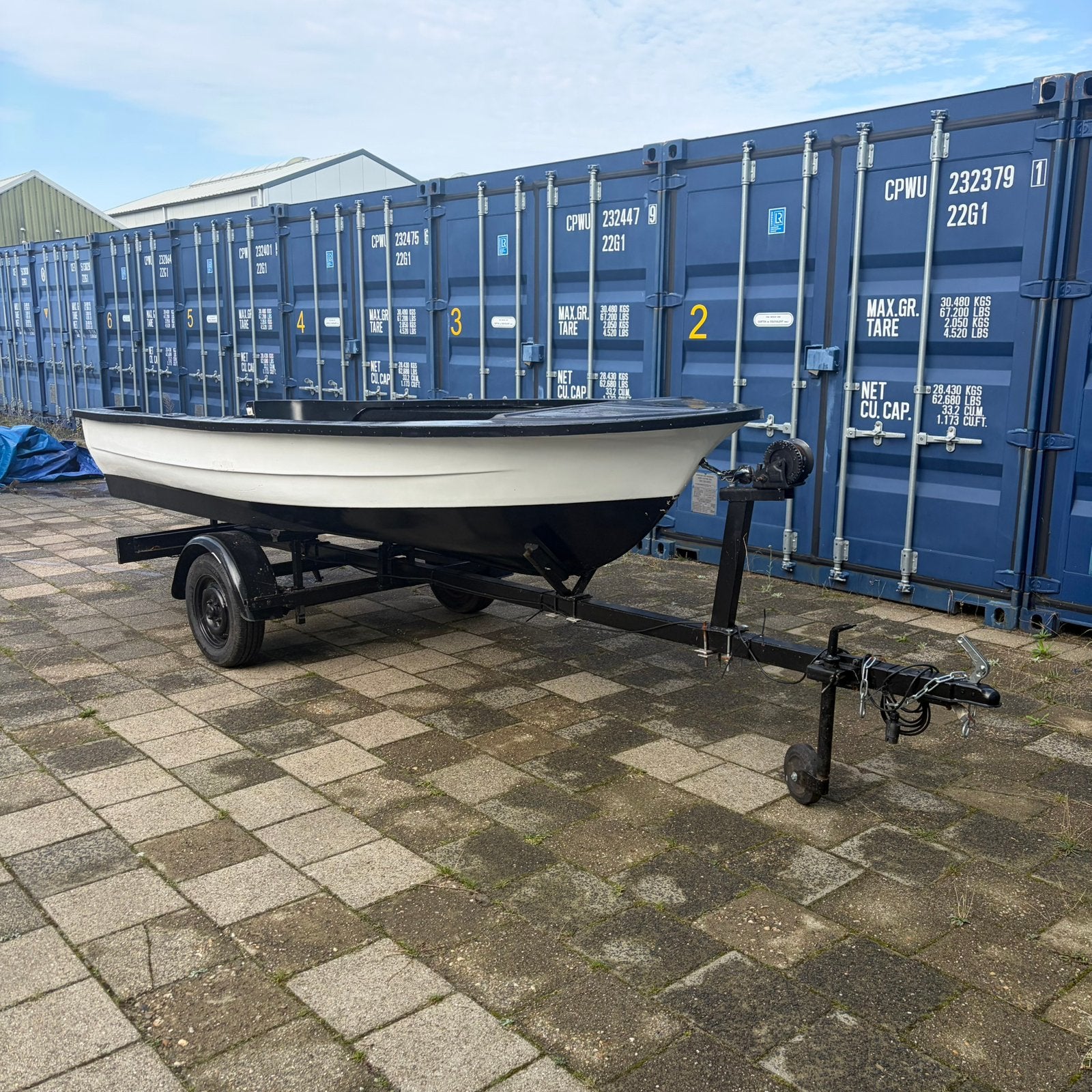 Te koop: polyester visboot van ca. 5m lang en 1,50m breed, Watersport en Boten, Ophalen, Zo goed als nieuw, Polyester, Buitenboordmotor