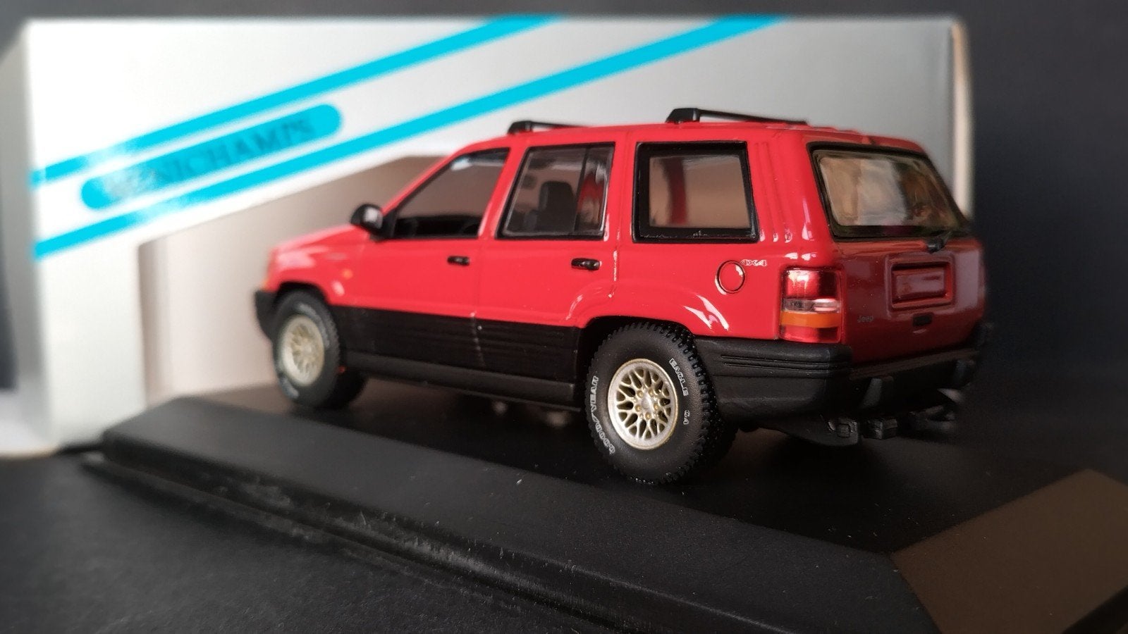Jeep Grand Cherokee 1:43 Minichamps Pol, Hobby en Vrije tijd, Modelauto's | 1:43, Auto, Verzenden, Nieuw, M