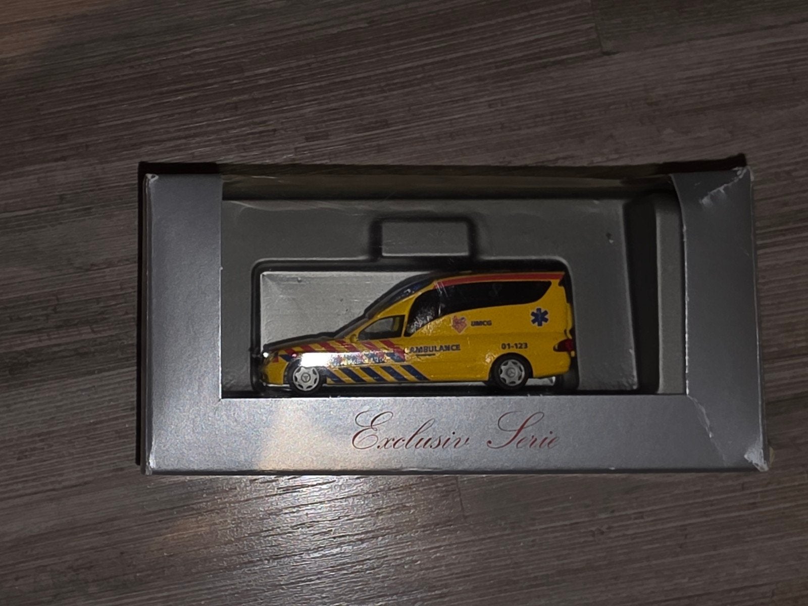 Mercedes Binz Ambulance UNIEK 1/87, Ophalen, Zo goed als nieuw, Auto, Herpa