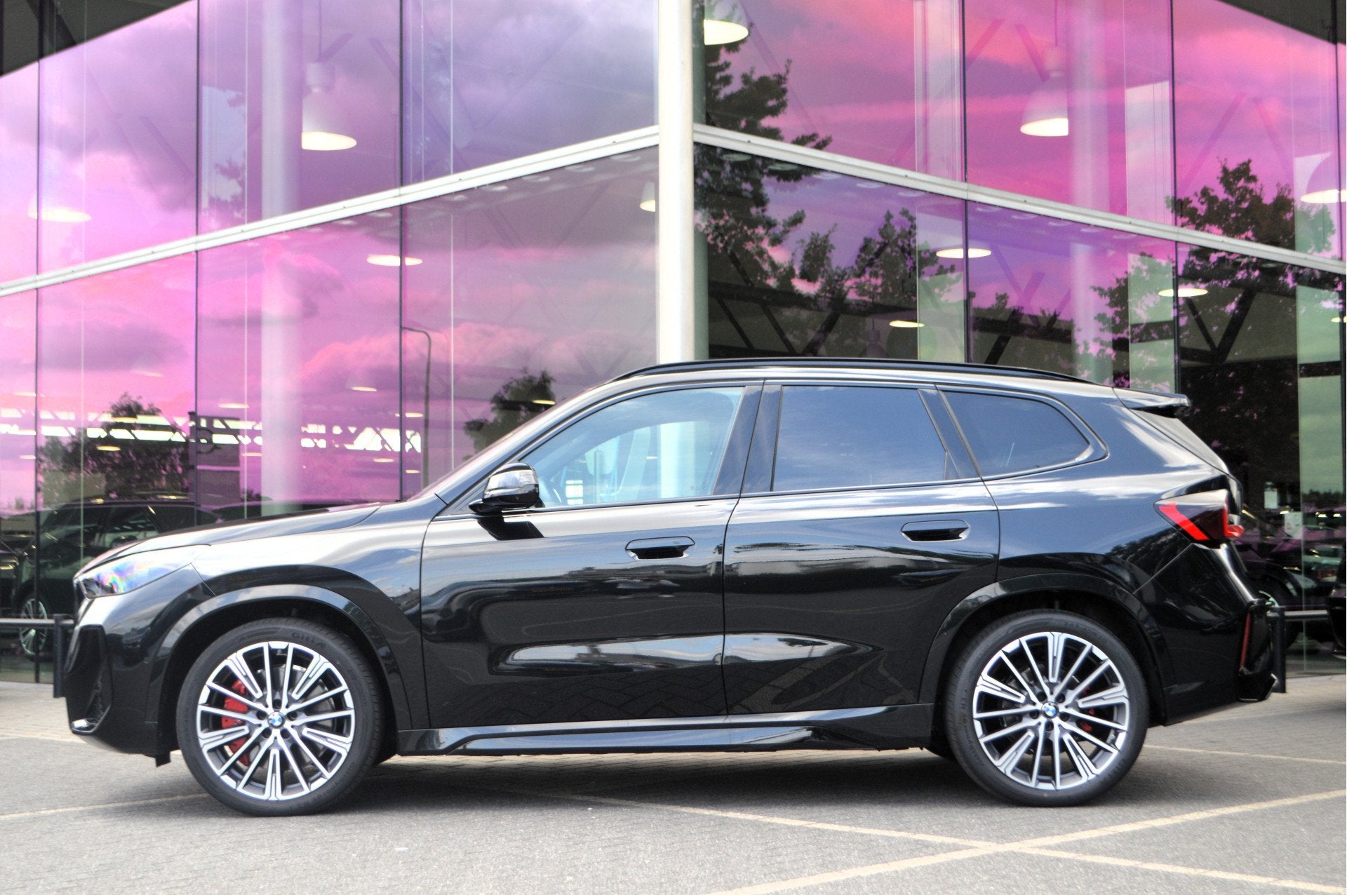 BMW iX1 eDrive20 M Sport / Trekhaak / Panoramadak / Comfort, Auto's, 514 km, Met garantie (alle), 24 min, Zwart