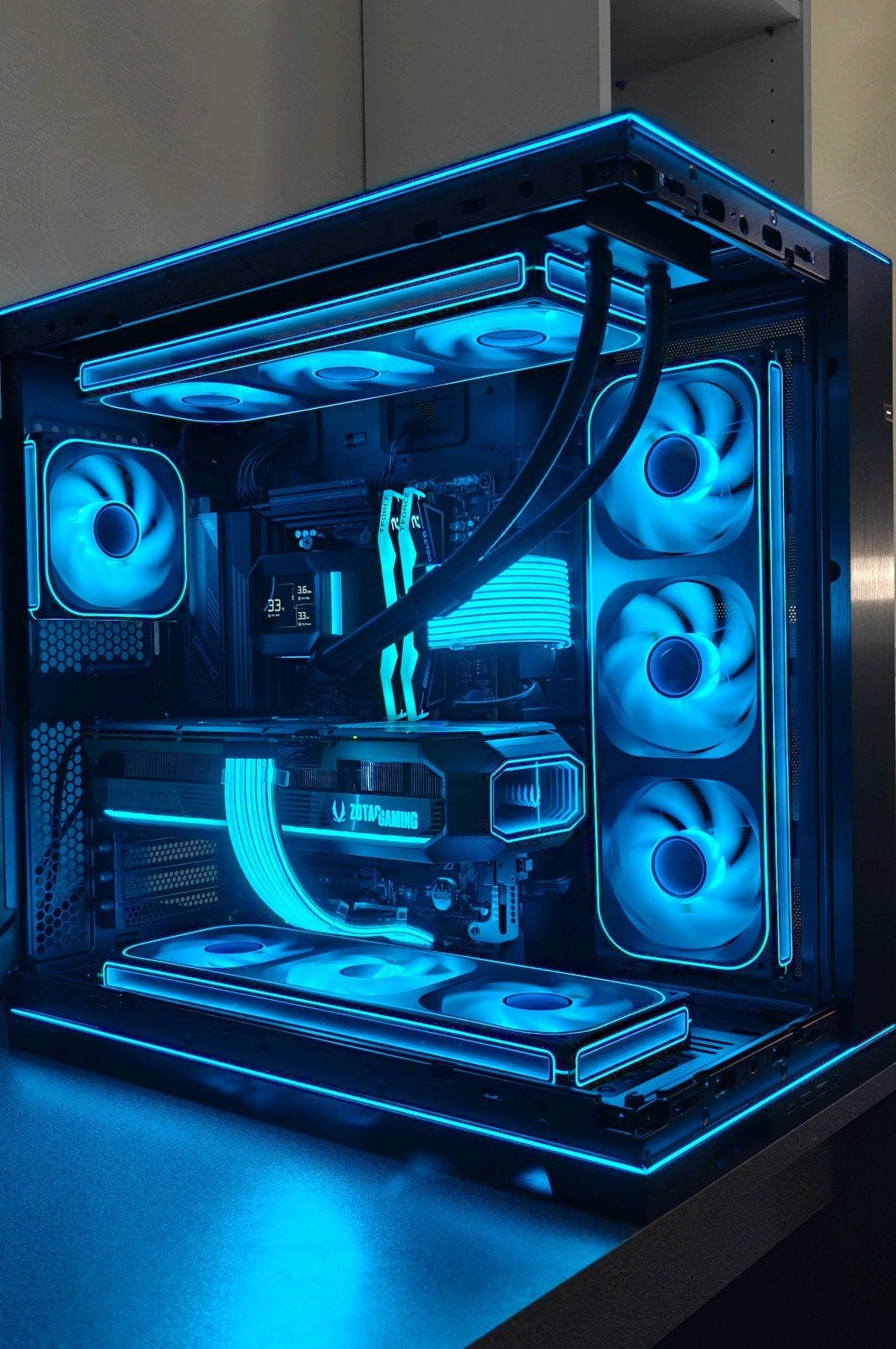 Foto 3 van [NIEUW] Game PC | RTX 5080 | Ryzen 9800x3d | 32GB | Gen5 SSD