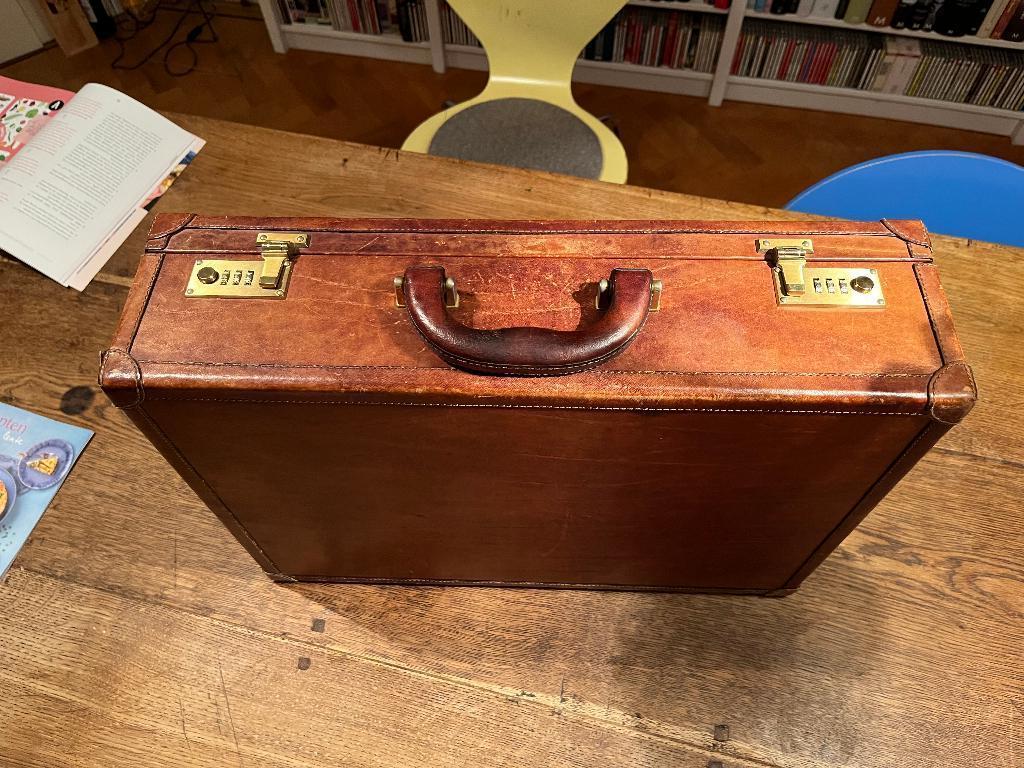 Bruinleren attachékoffer, Gebruikt, Slot, Ophalen of Verzenden, 35 tot 45 cm