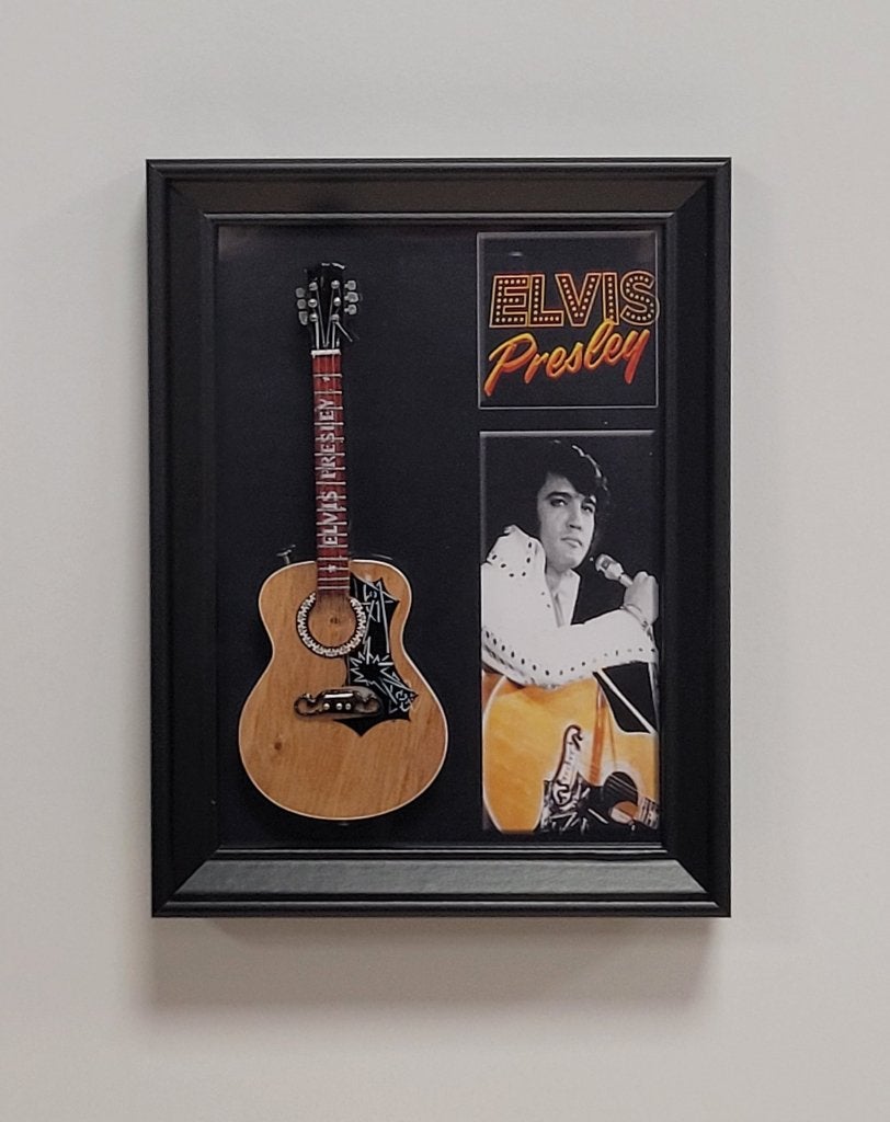 Elvis Presley miniatuur gitaar op lijst wanddeco decoratie, Info@deconoord.nl, Deco Noord, Nieuw, Ophalen of Verzenden