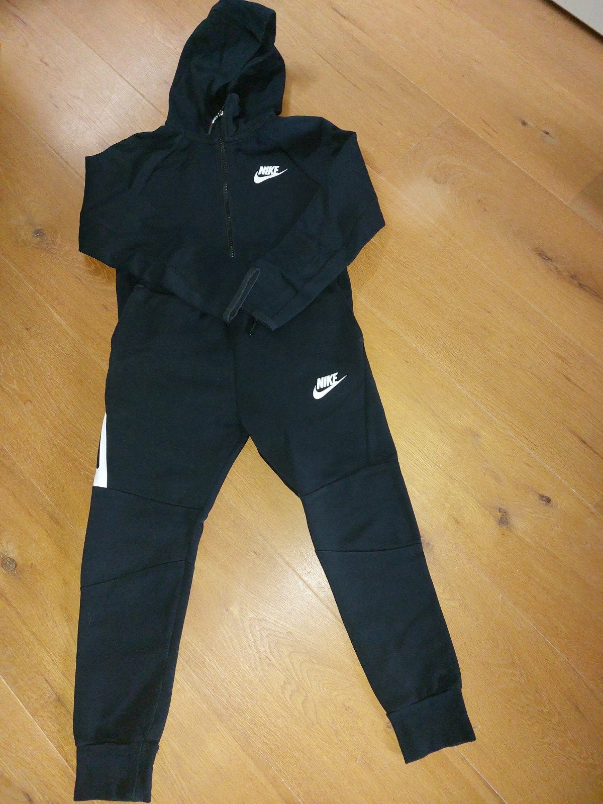 Nike trainingspak maat 128/137cm (8-10 jaar), Jongen of Meisje, Ophalen of Verzenden, Zo goed als nieuw, Setje