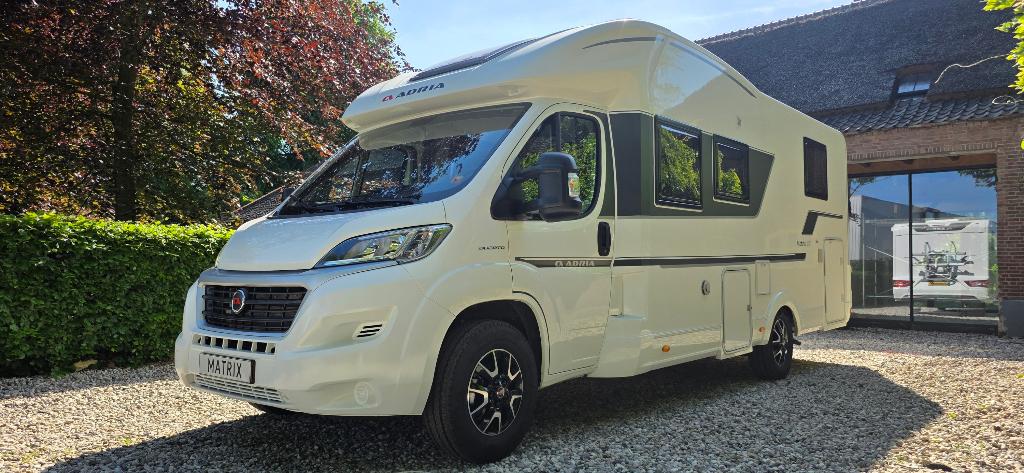 Adria Matrix 670 DC met queensbed & hefbed, Caravans en Kamperen, Ringverwarming, Fiat, 7 tot 8 meter, Bedrijf