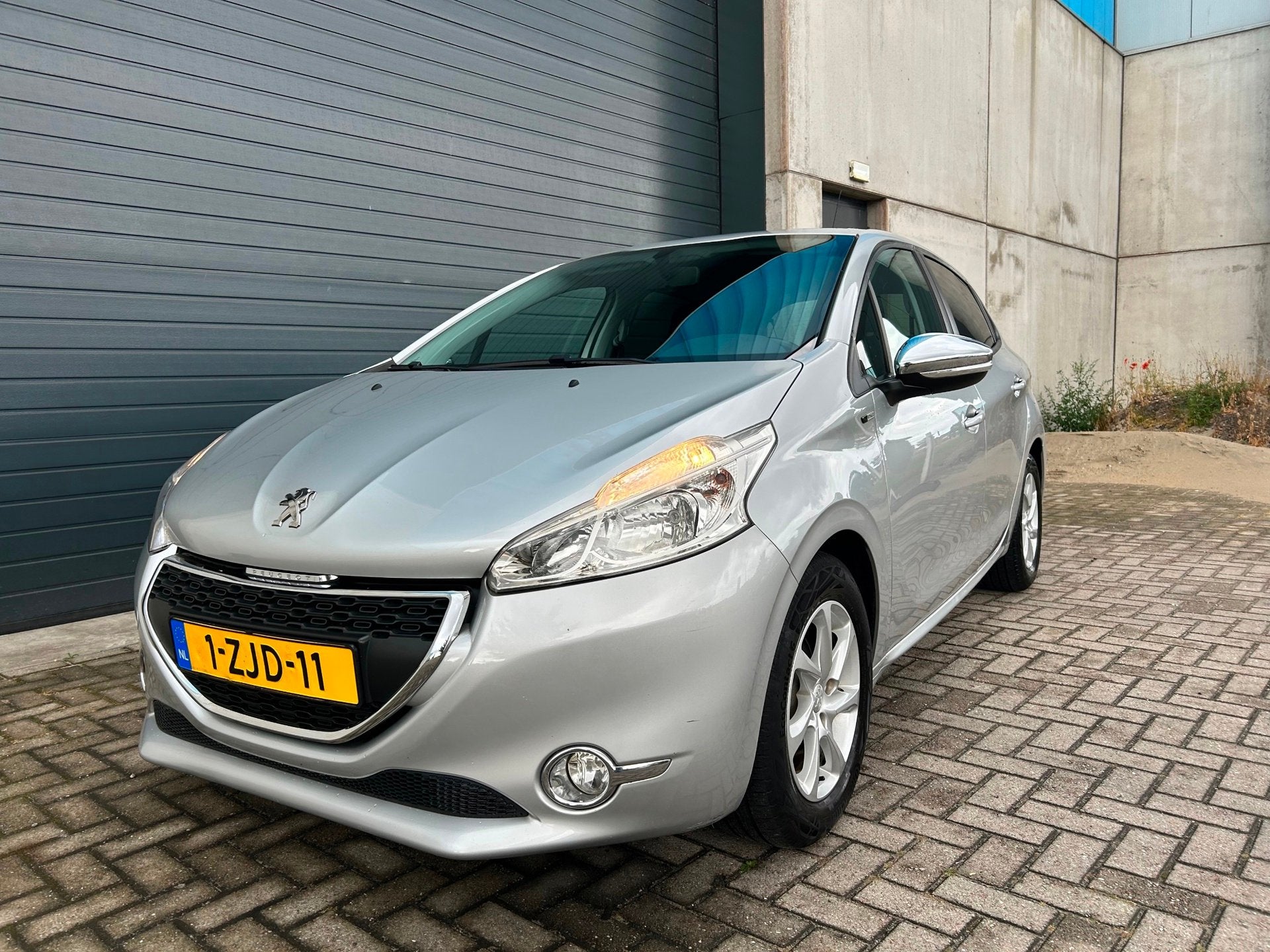 Peugeot 208 1.2i PureTech Style AIRCO NAVI 5DRS NAP, Voorwielaandrijving, Stof, Gebruikt, 1199 cc