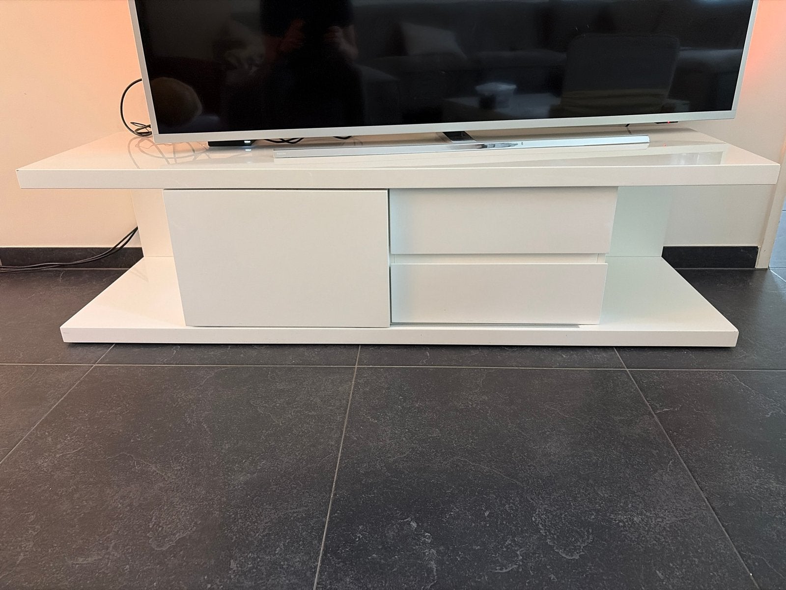 Hoogglans wit tv dressoir met schuifdeur en lades, Ophalen, Gebruikt, 150 tot 200 cm, Minder dan 100 cm