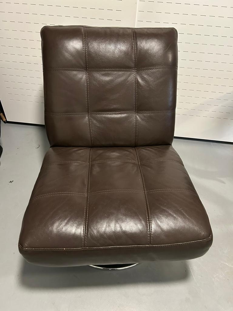 Draaistoel / fauteuil, donkerbruin leer, Huis en Inrichting, Ophalen, Eenpersoons, Zo goed als nieuw, Minder dan 150 cm