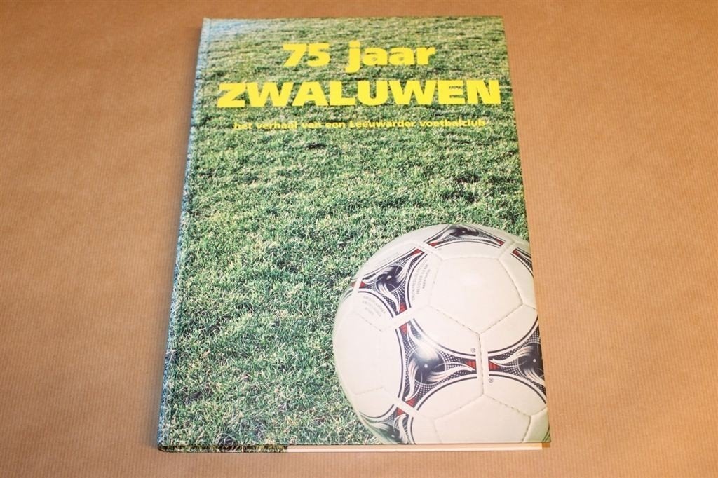 75 jaar Zwaluwen - Het verhaal v/e Leeuwarder voetbalclub, Ophalen of Verzenden, Zo goed als nieuw