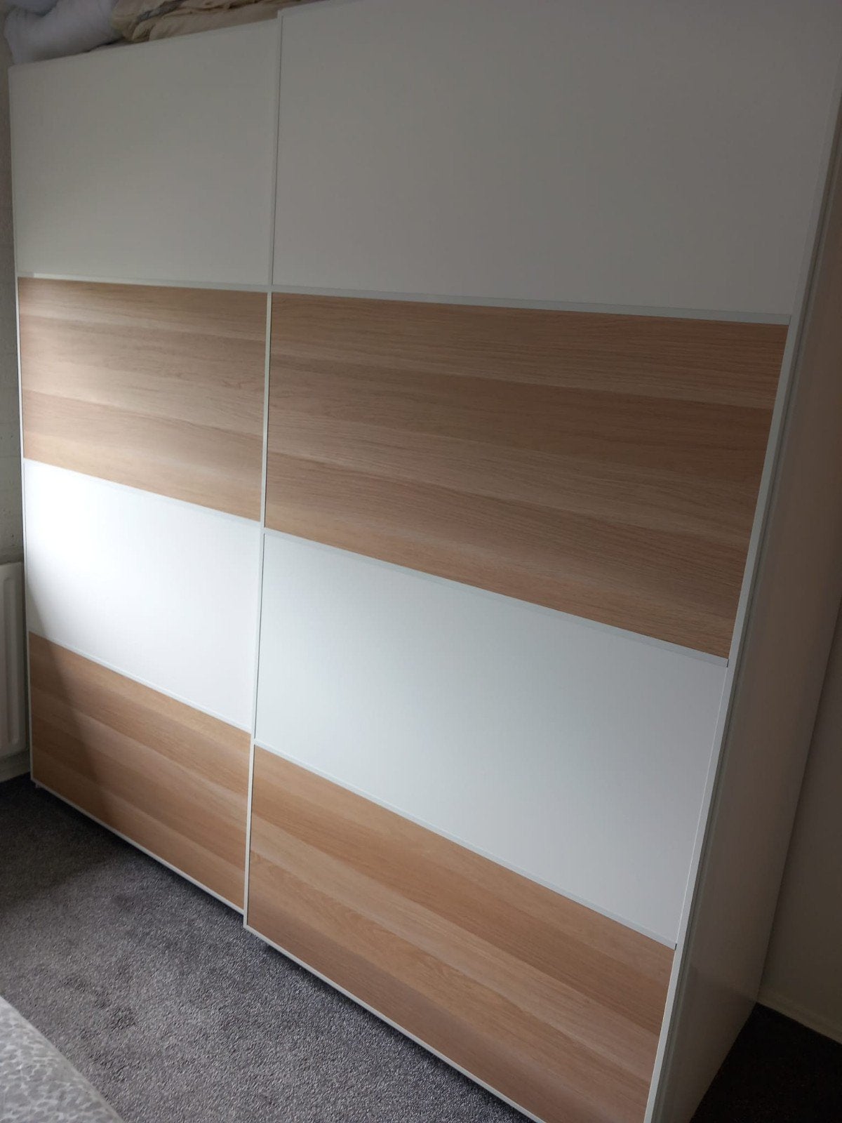 Schuifdeurkast wit/eikenkleur met roede en legplanken, Huis en Inrichting, Kasten | Kledingkasten, Ophalen