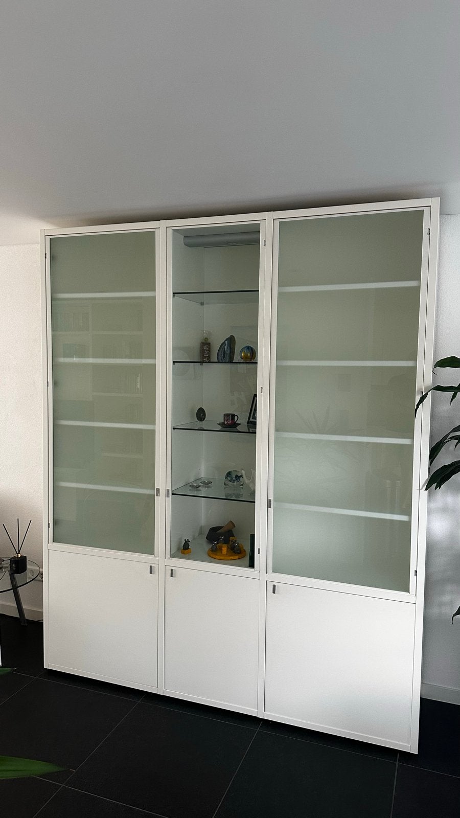 Mooi wit wandmeubel met glazen deuren en verlichting, Ophalen, Met deur(en), 200 cm of meer, 150 tot 200 cm
