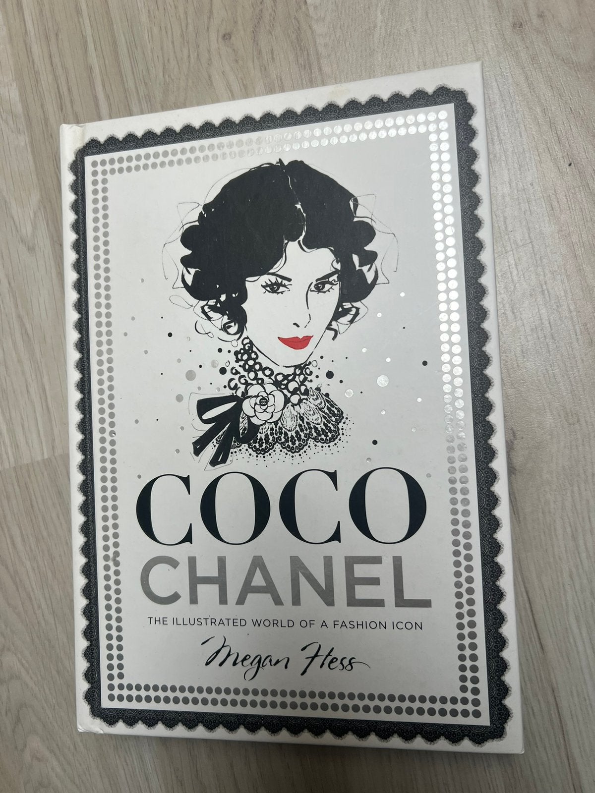 Coco Chanel boek the illustrated world of a fashion icon, Boeken, Ophalen of Verzenden, Zo goed als nieuw, Mode algemeen