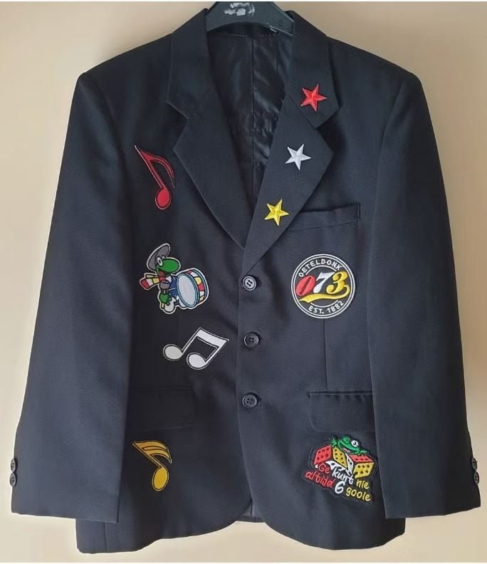 Leuk zwart OETELDONK/11-11/CARNAVALS jasje (K3), Ophalen of Verzenden, Zo goed als nieuw, 122 t/m 128, Jongen of Meisje