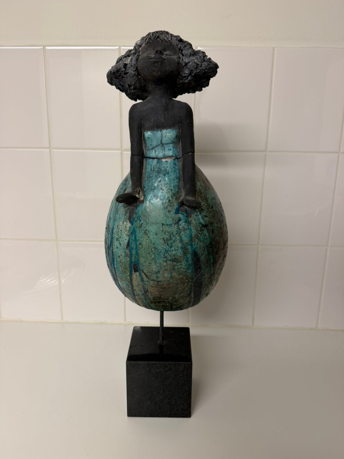KERAMIEKEN BEELD MET STENEN SOKKEL VROUWFIGUUR, Antiek en Kunst, Kunst | Beelden en Houtsnijwerken, Ophalen, Handgemaakt, 20 - 50 cm
