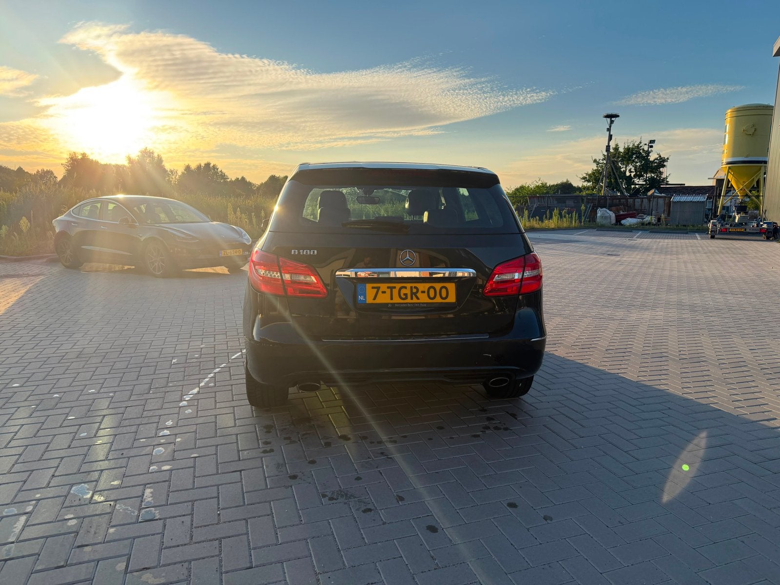 Mercedes-Benz B-Klasse 1.6 B180 Dct7 lees beschrijving, 1325 kg, Zwart, 4 cilinders, Leder en Stof