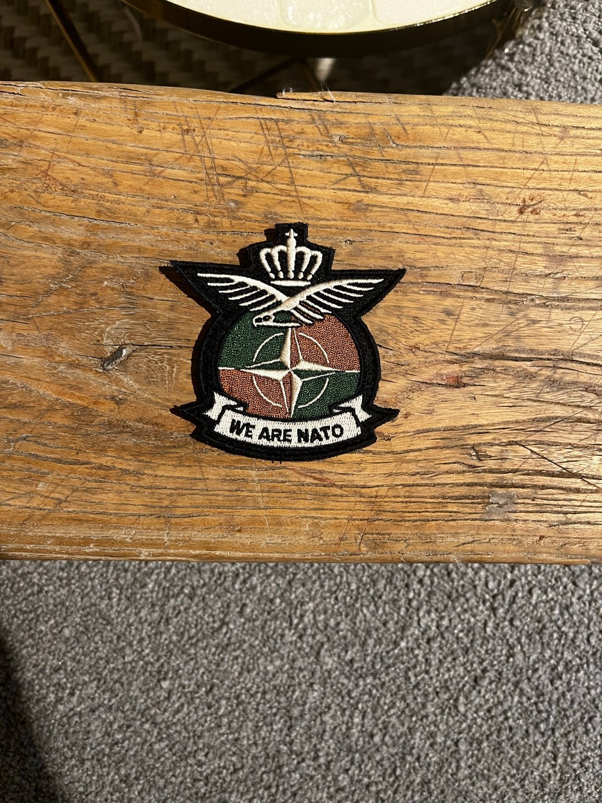 NATO 'We Are NATO' Embleem / Badge, Verzenden, Overige soorten, Overige gebieden, Embleem of Badge
