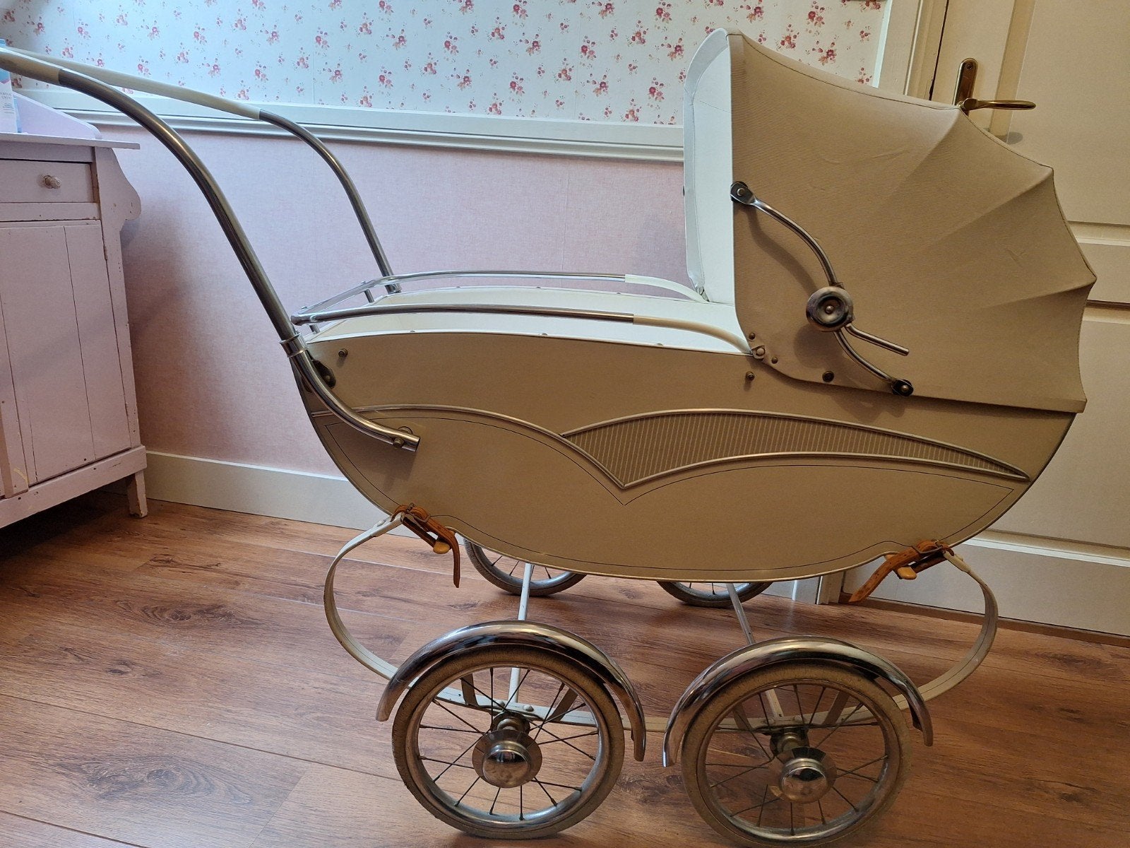 Vintage Kinderwagen - Crème met Chromen Details, Kinderen en Baby's, Kinderwagens en Combinaties, Ophalen, Gebruikt, Kinderwagen