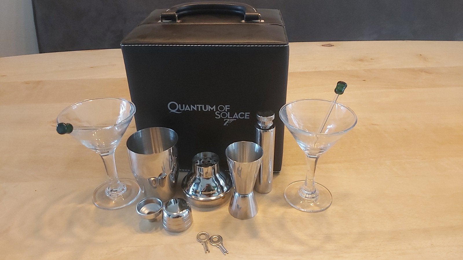 James Bond Quantum of Solace Cocktail Shaker Set, Huis en Inrichting, Ophalen, Overige typen, Zilver, Zo goed als nieuw