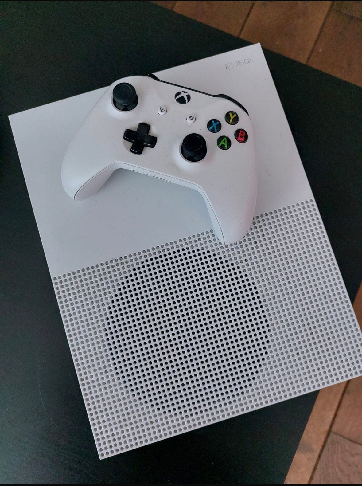 Xbox One S 2 controllers, weinig gebruikt., Ophalen of Verzenden, Zo goed als nieuw, 500 GB, Met 2 controllers