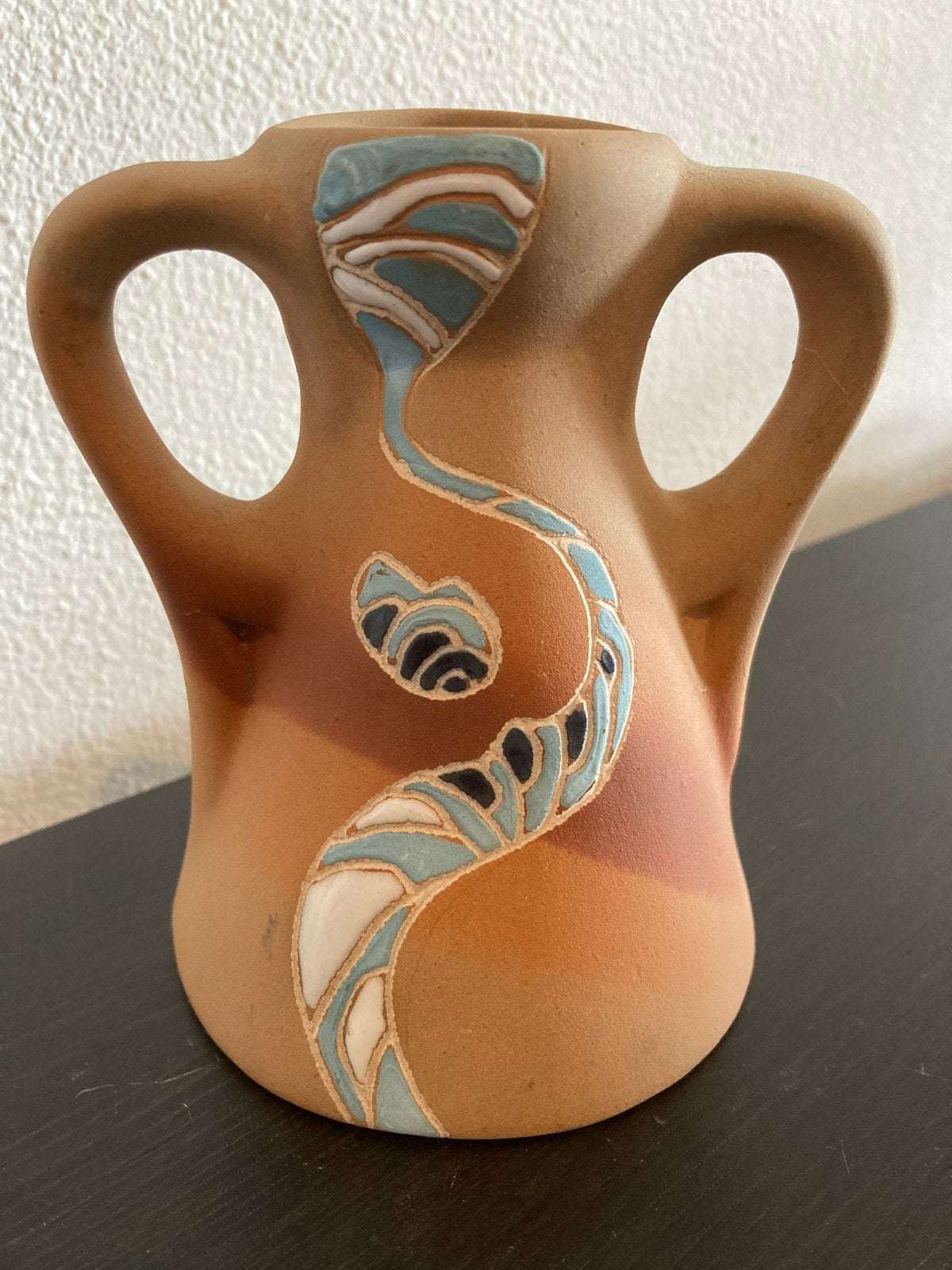 Terracotta vaasje met handvatten en geglazuurd motief, Antiek en Kunst, Ophalen of Verzenden