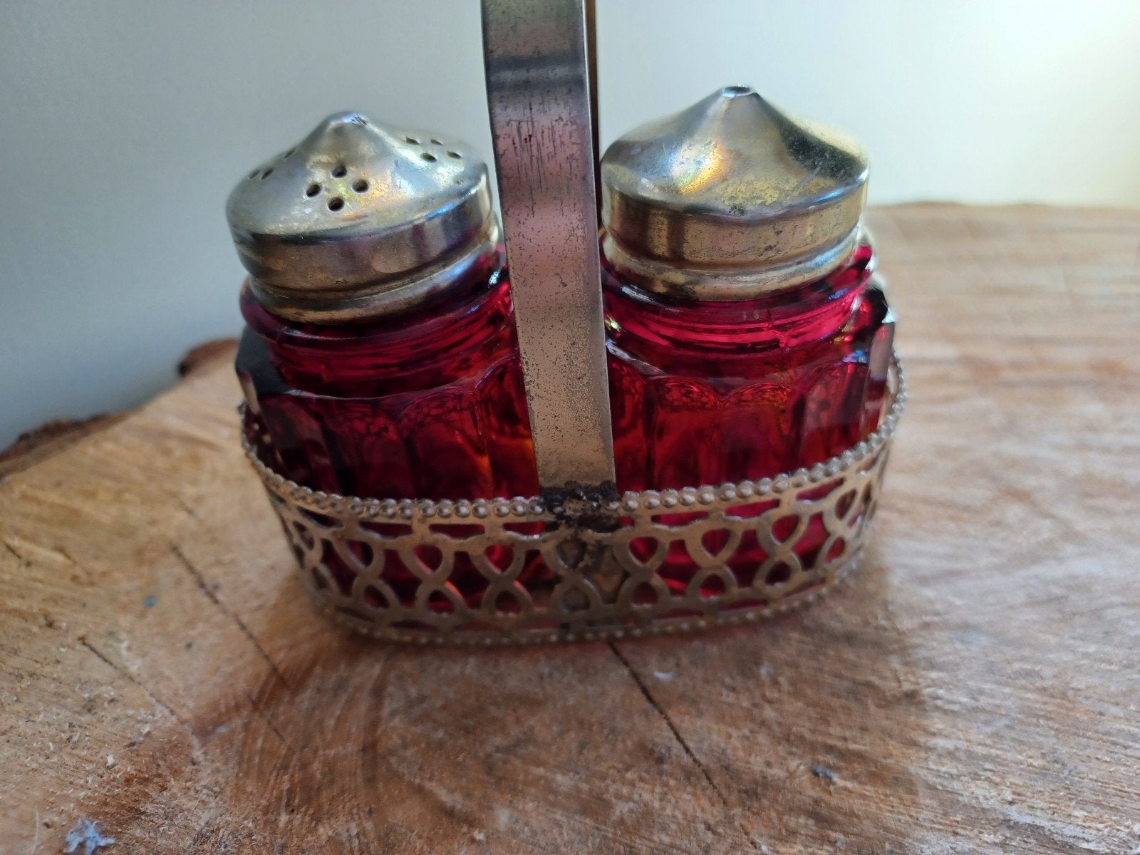 Vintage rood glazen peper  en zout stel in houder, Ophalen of Verzenden