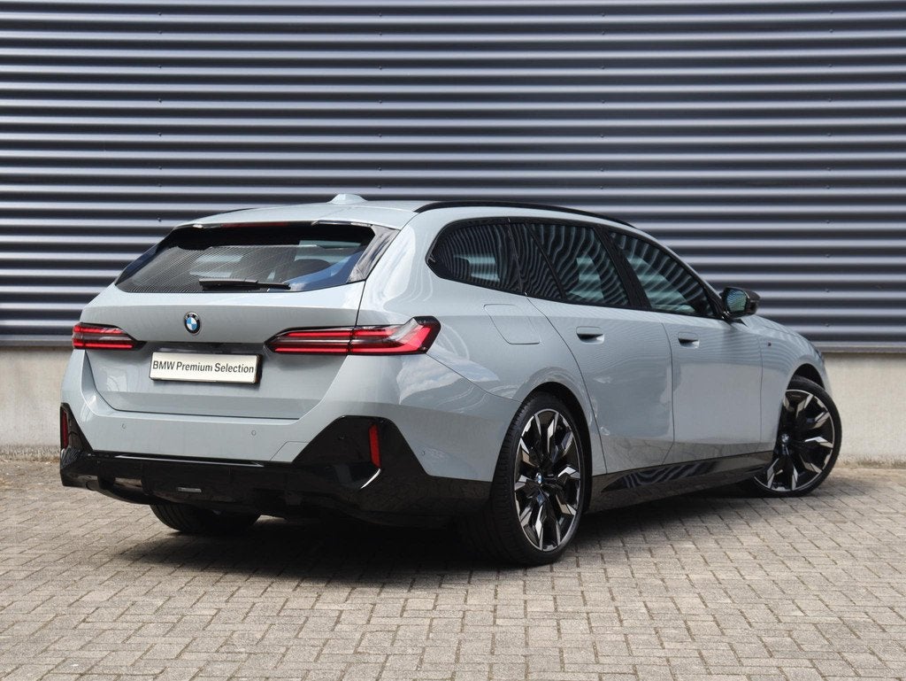 BMW i5 Touring M60 xDrive | M Sportpakket Pro | Trekhaak | P, Auto's, BMW, Automaat, Stof, Gebruikt, Zwart