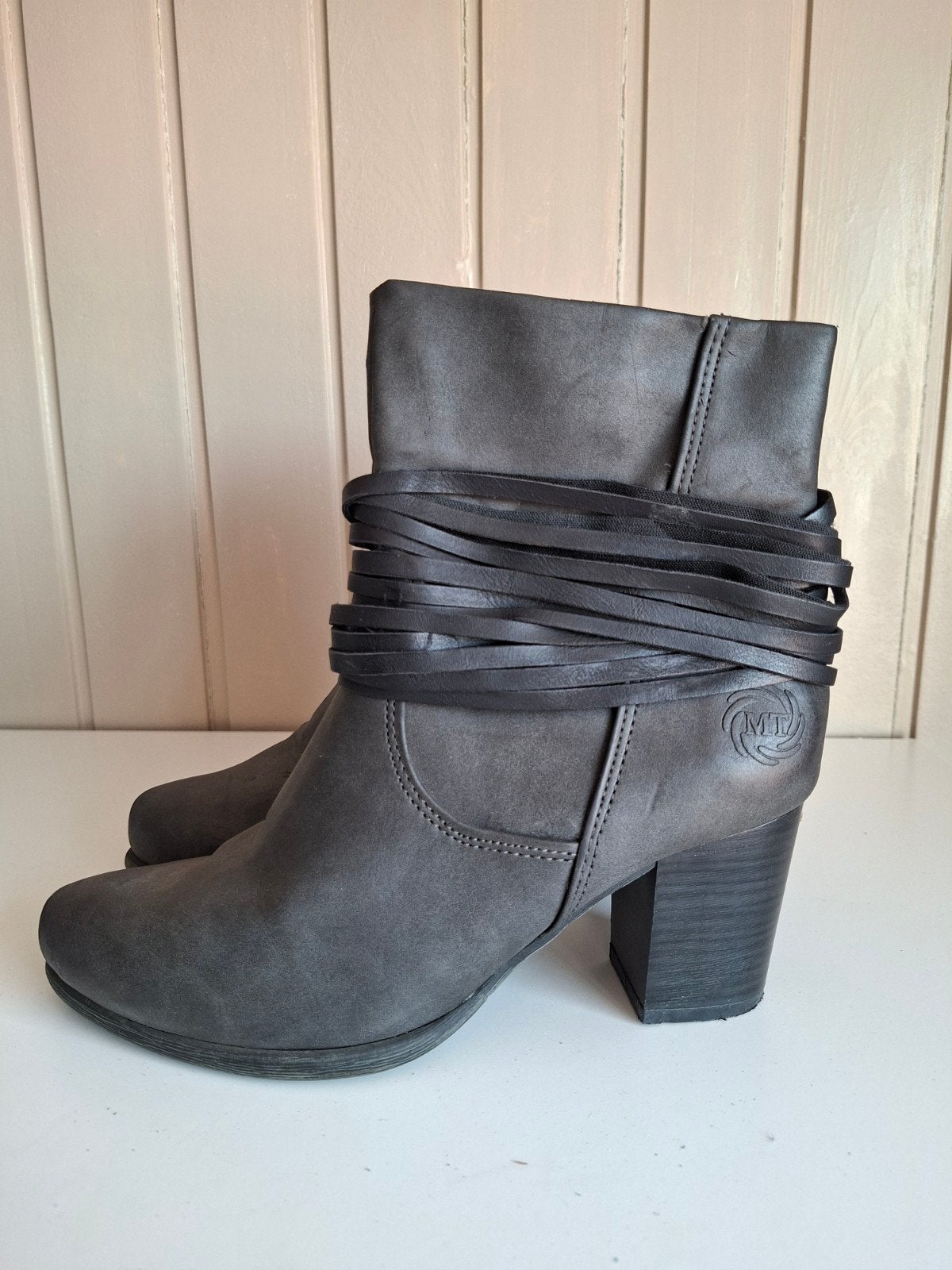 Stijlvolle grijze enkellaarzen met hak - Maat 37, Kleding | Dames, Schoenen, Ophalen, Grijs