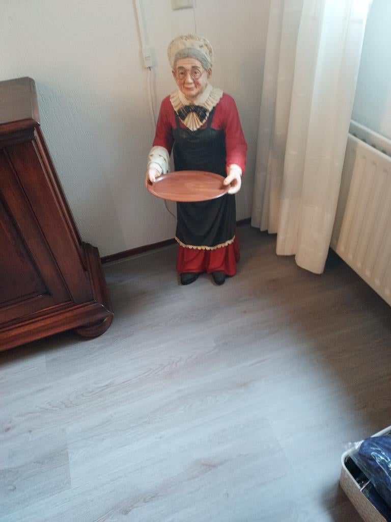 Oude poppen met dienblad, Verzamelen, Poppen, Ophalen of Verzenden
