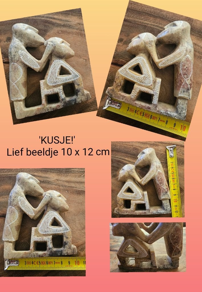Speksteen beeld 'Kus' fraai bewerkt 10x12 cm vintage fraai !, Groep mensen, Minder dan 20 cm, Natuurlijk materiaal, Handgemaakt
