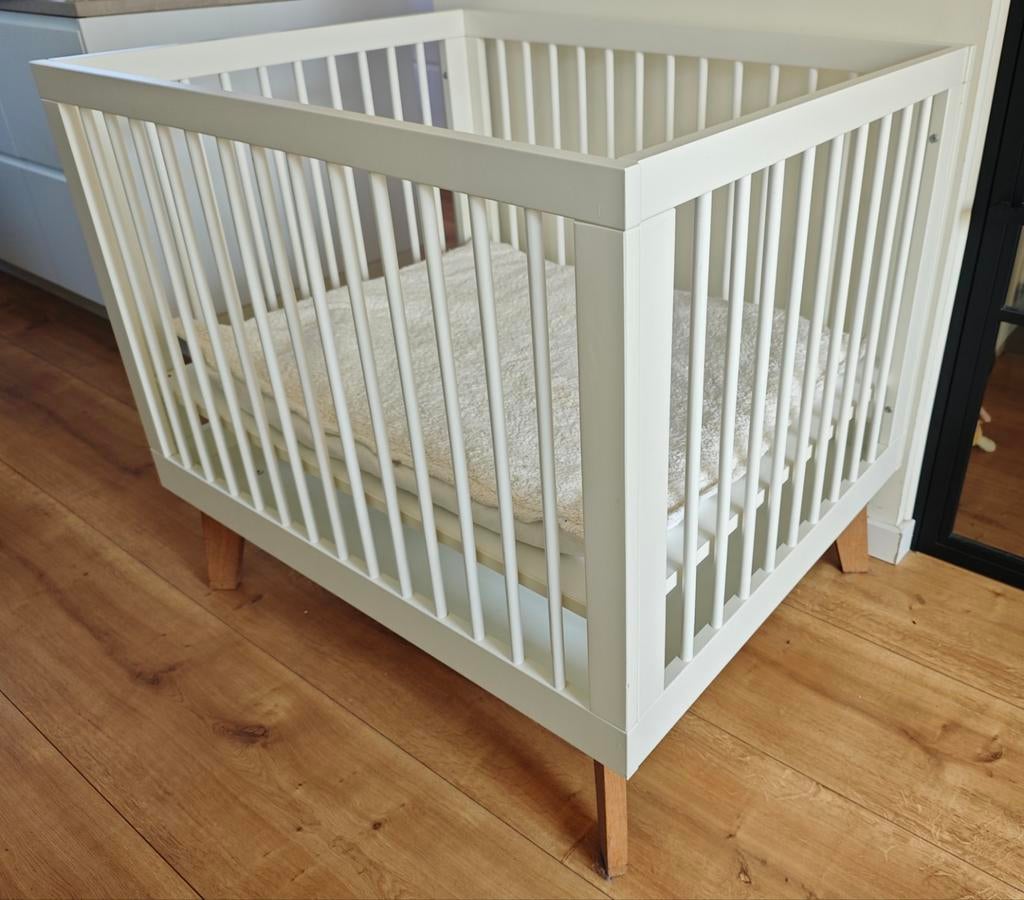 Kidsmill Sixties box wit met eiken onderstel en Ilmaha kleed, Kinderen en Baby's, Boxen, Ophalen, Zo goed als nieuw, Vierkant