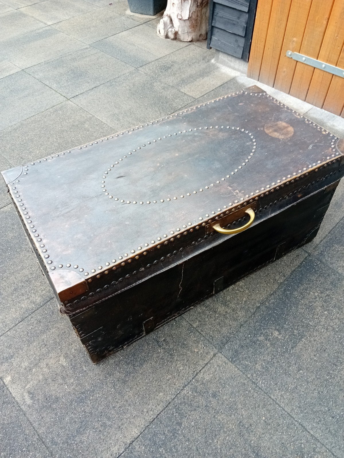Antieke houten kist met koperen  beslag en handvatten, Ophalen