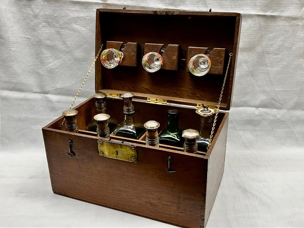 Antieke eiken drank- en likeurkist ca. 1900 met inhoud, Verzenden