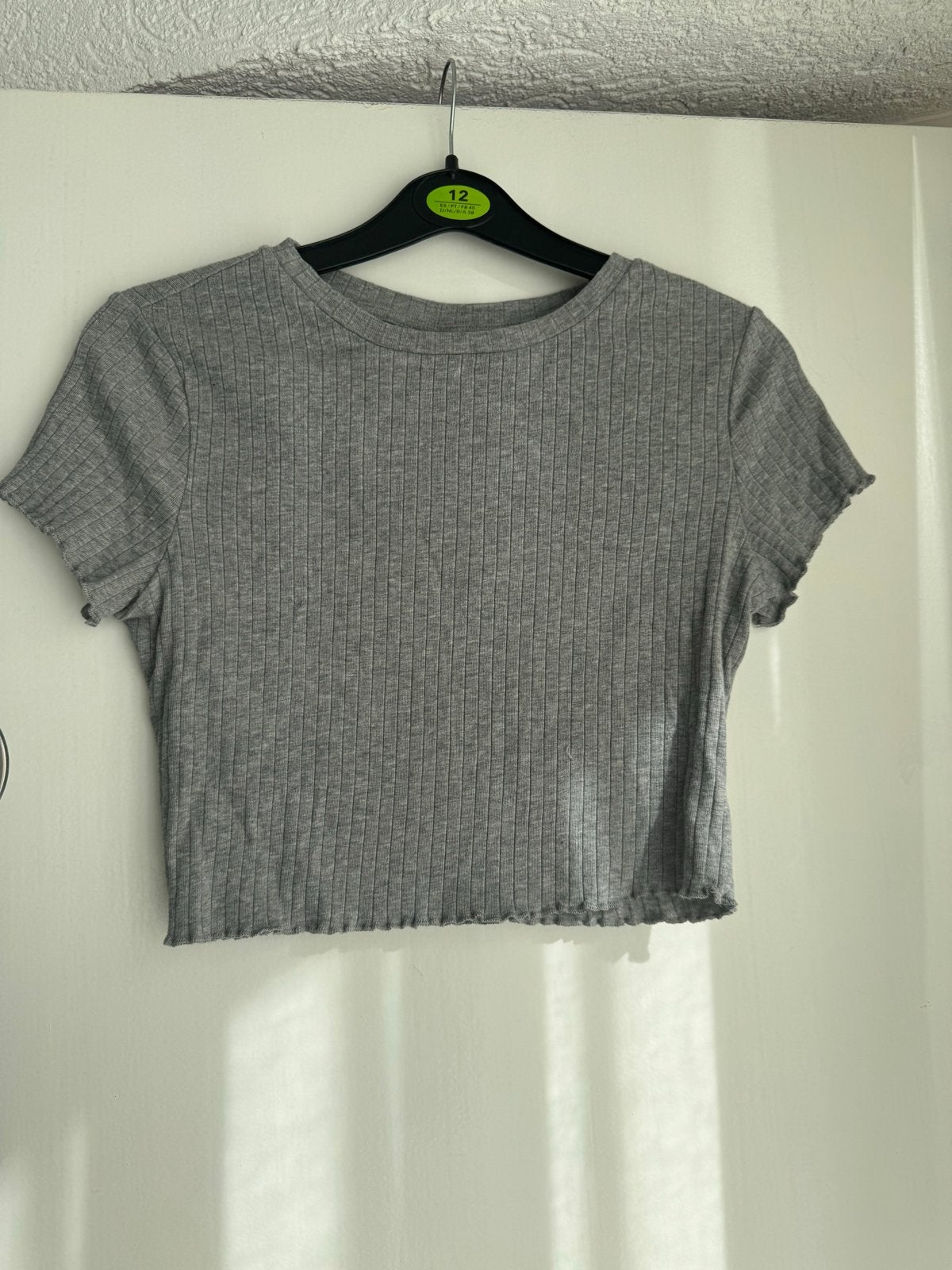 Grijze geribbelde crop top met korte mouwen, Kleding | Dames, Ophalen of Verzenden, Zo goed als nieuw, Korte mouw, Maat 36 (S)