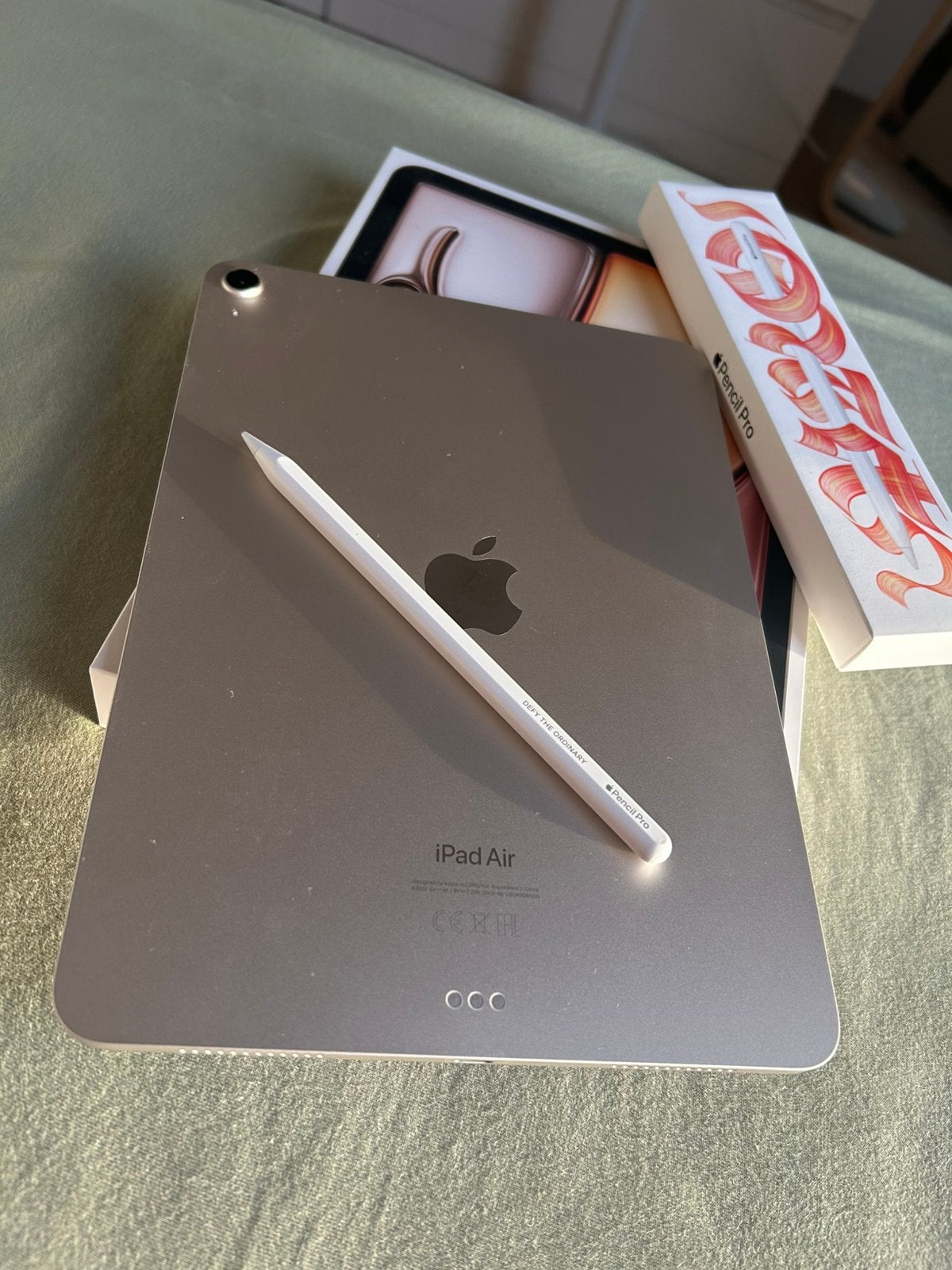 Foto 3 van Ipad Air M2 - 256 GB, Wi-fi, 11 inch + Pencil pro