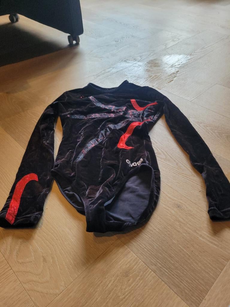Turnpakje lange mouwen zwart rood glitter maat 140, Sport en Fitness, Turnen, Gebruikt, Zwart, Turnpak(je), Kindermaat 122 t/m 140
