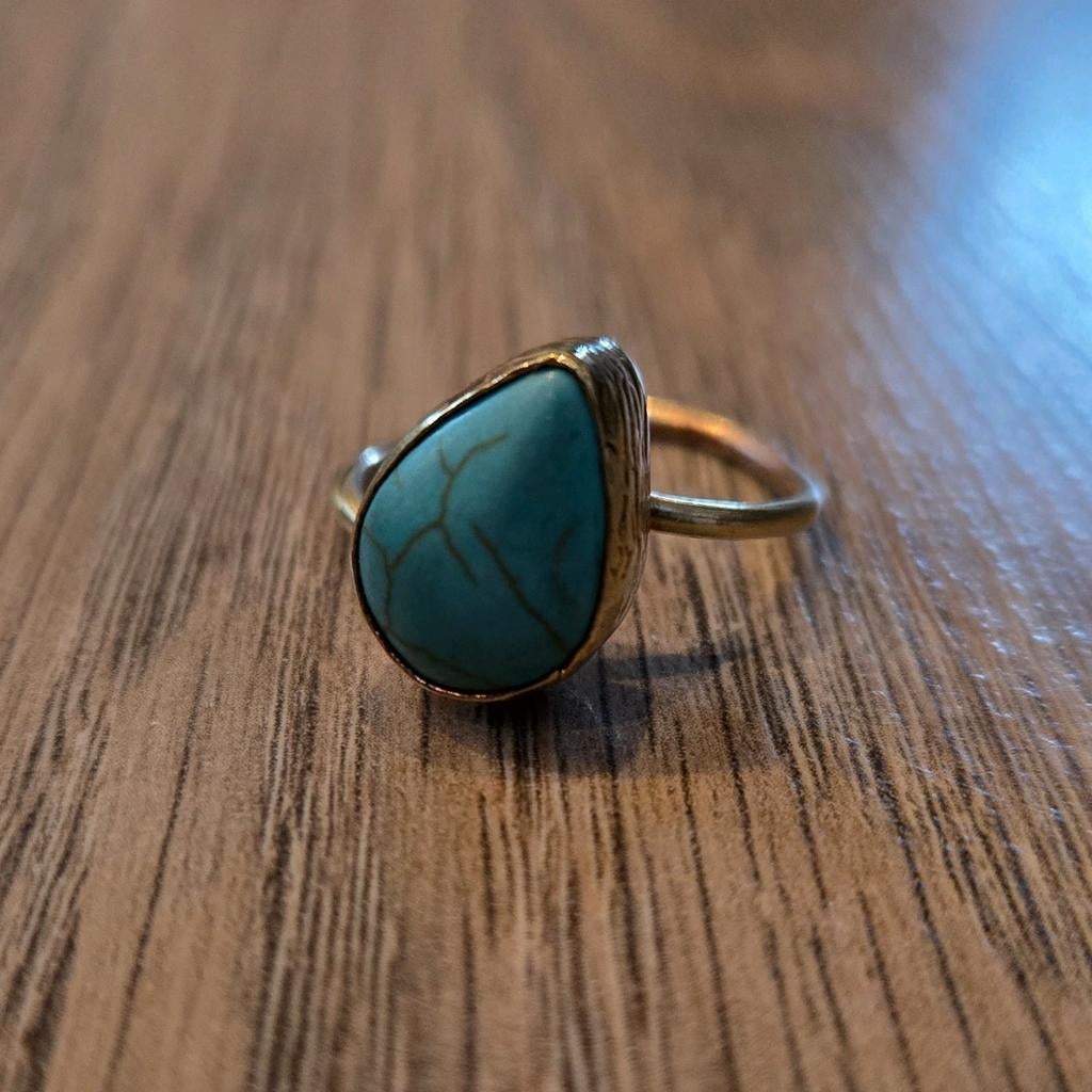 Goudkleurige ring met turkooiskleurige steen, Verzenden, Blauw, Met edelsteen