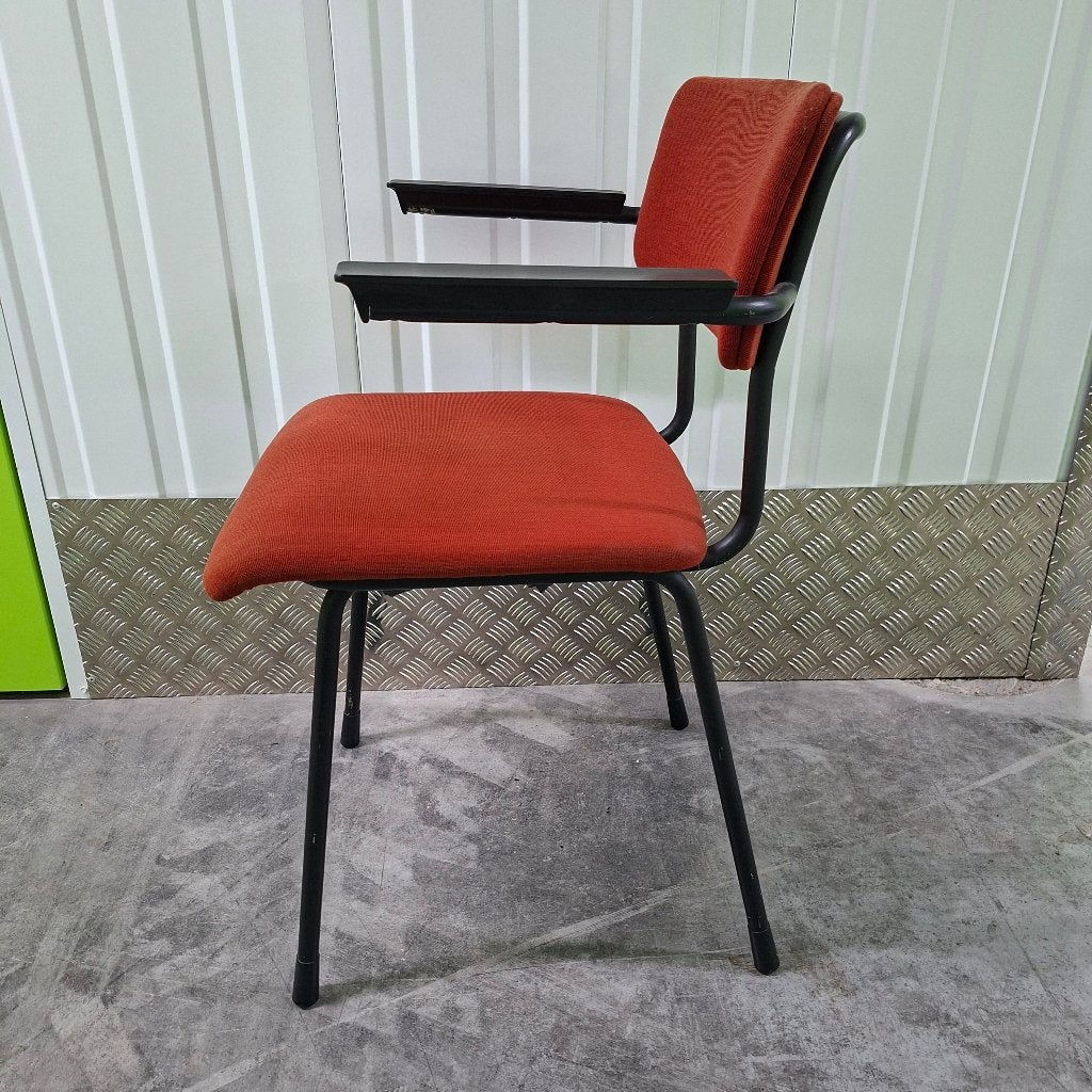 2x Gispen 1235 stoel rood zwart industrieel Dutch design, Huis en Inrichting, Gebruikt, Hout, Ophalen of Verzenden, Vintage industrieel Dutch design